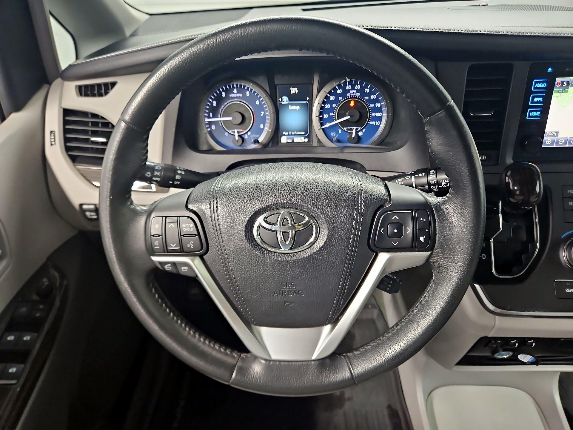 Thumbnail: 2015 Toyota Sienna - 10