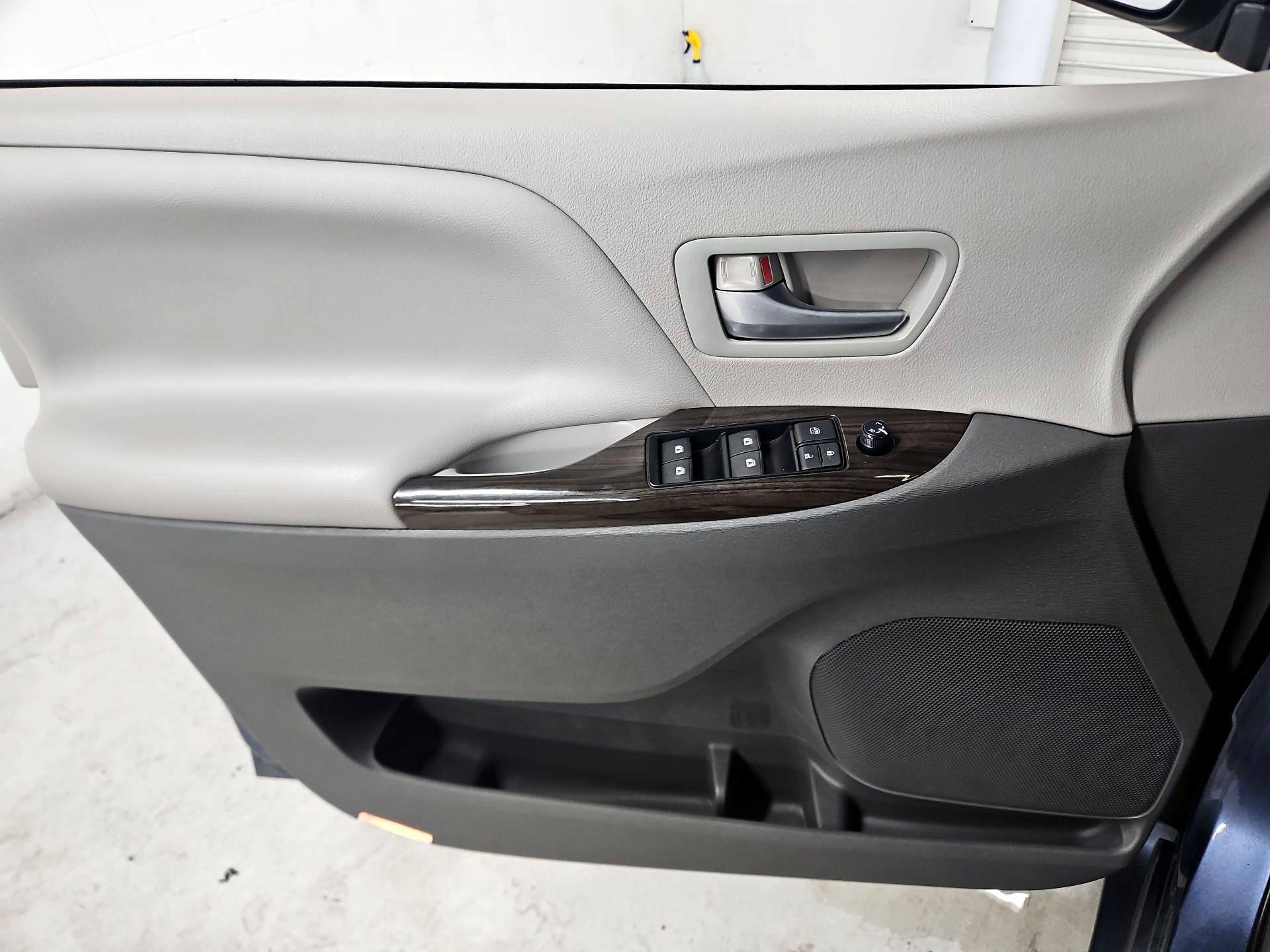 Thumbnail: 2015 Toyota Sienna - 12