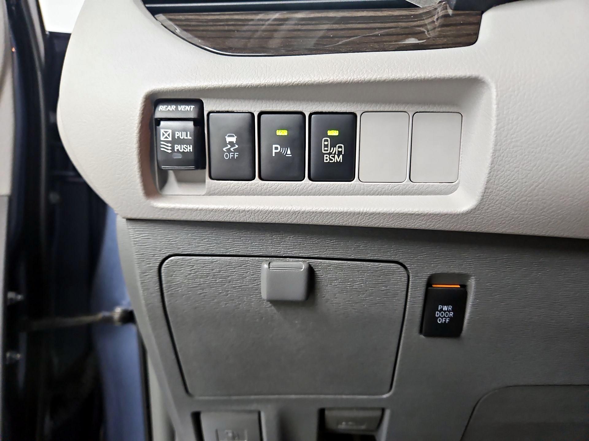 Thumbnail: 2015 Toyota Sienna - 13