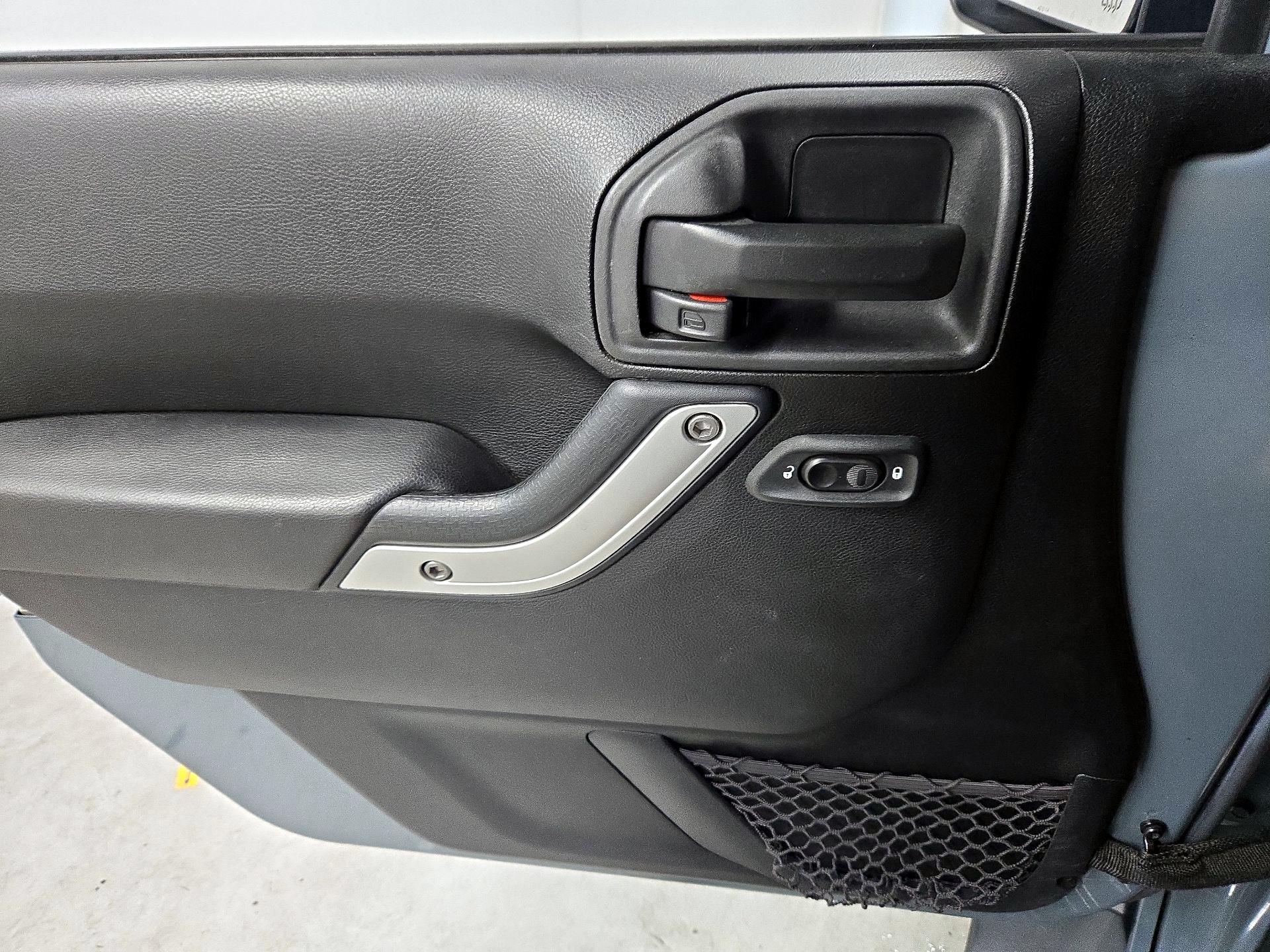 Thumbnail: 2015 Jeep Wrangler - 12
