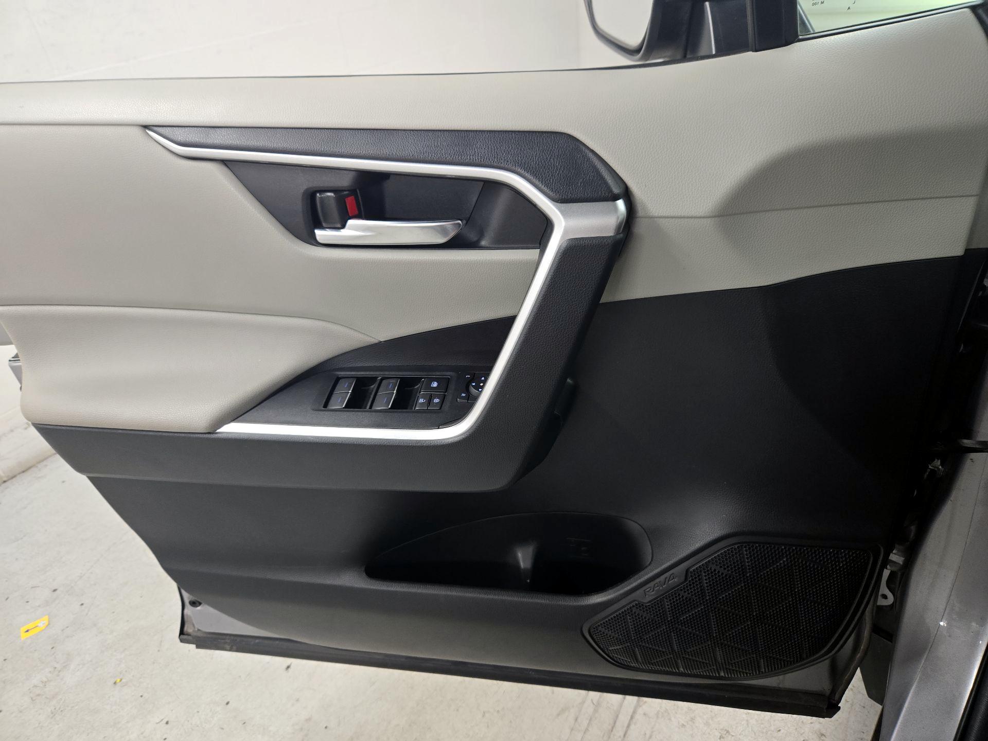 Thumbnail: 2022 Toyota RAV4 - 12