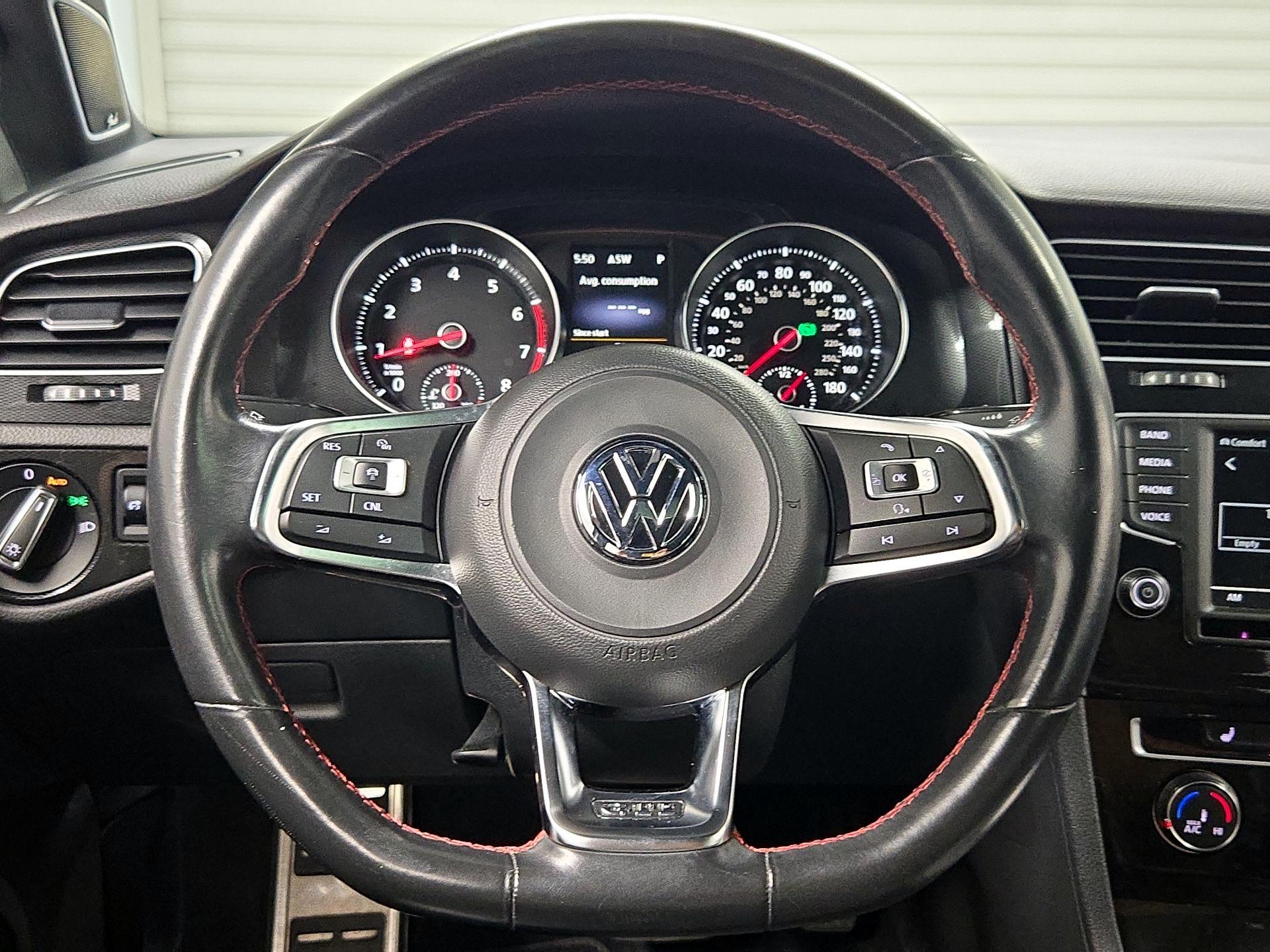 Thumbnail: 2016 Volkswagen Golf - 10