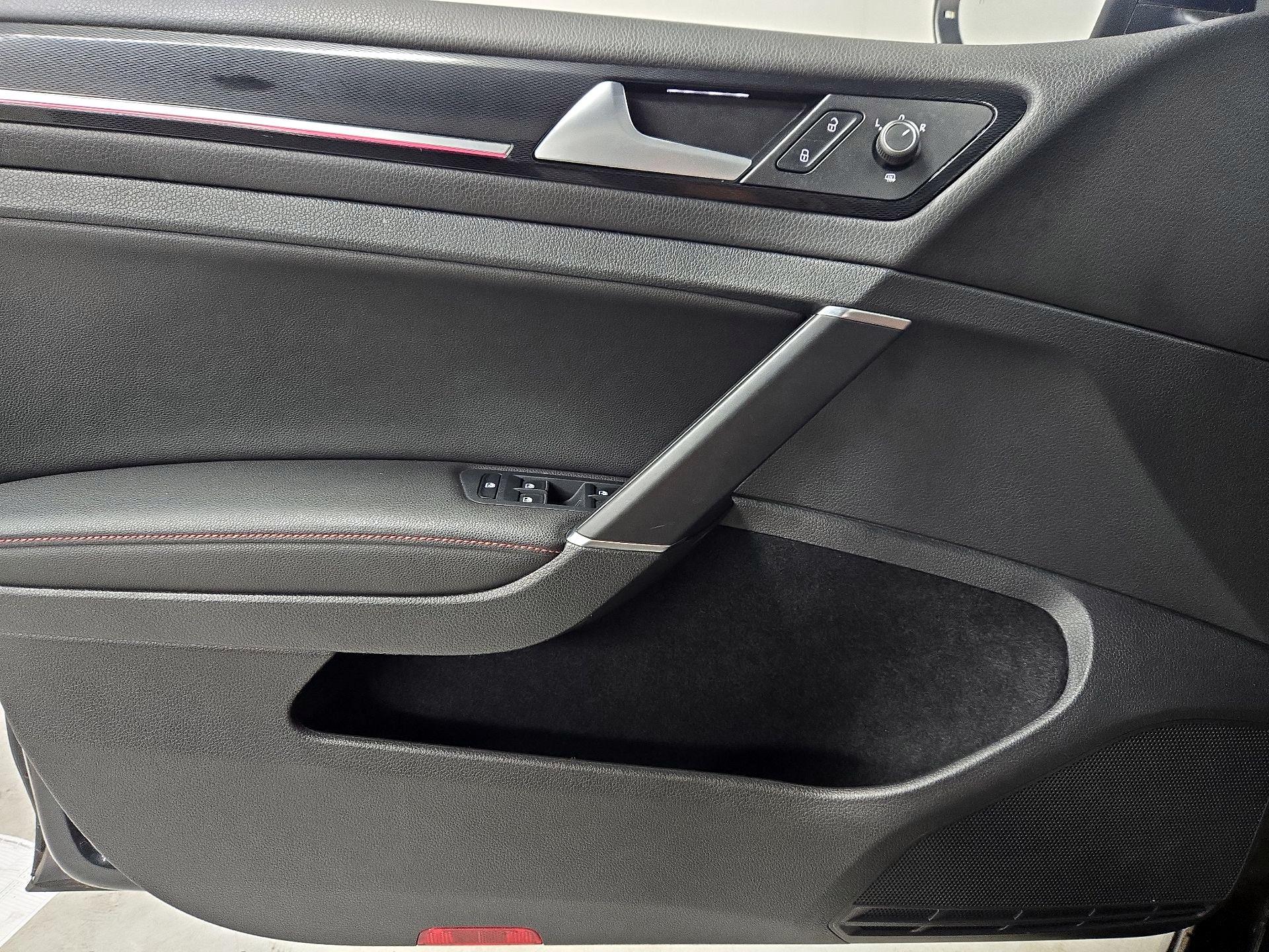 Thumbnail: 2016 Volkswagen Golf - 12