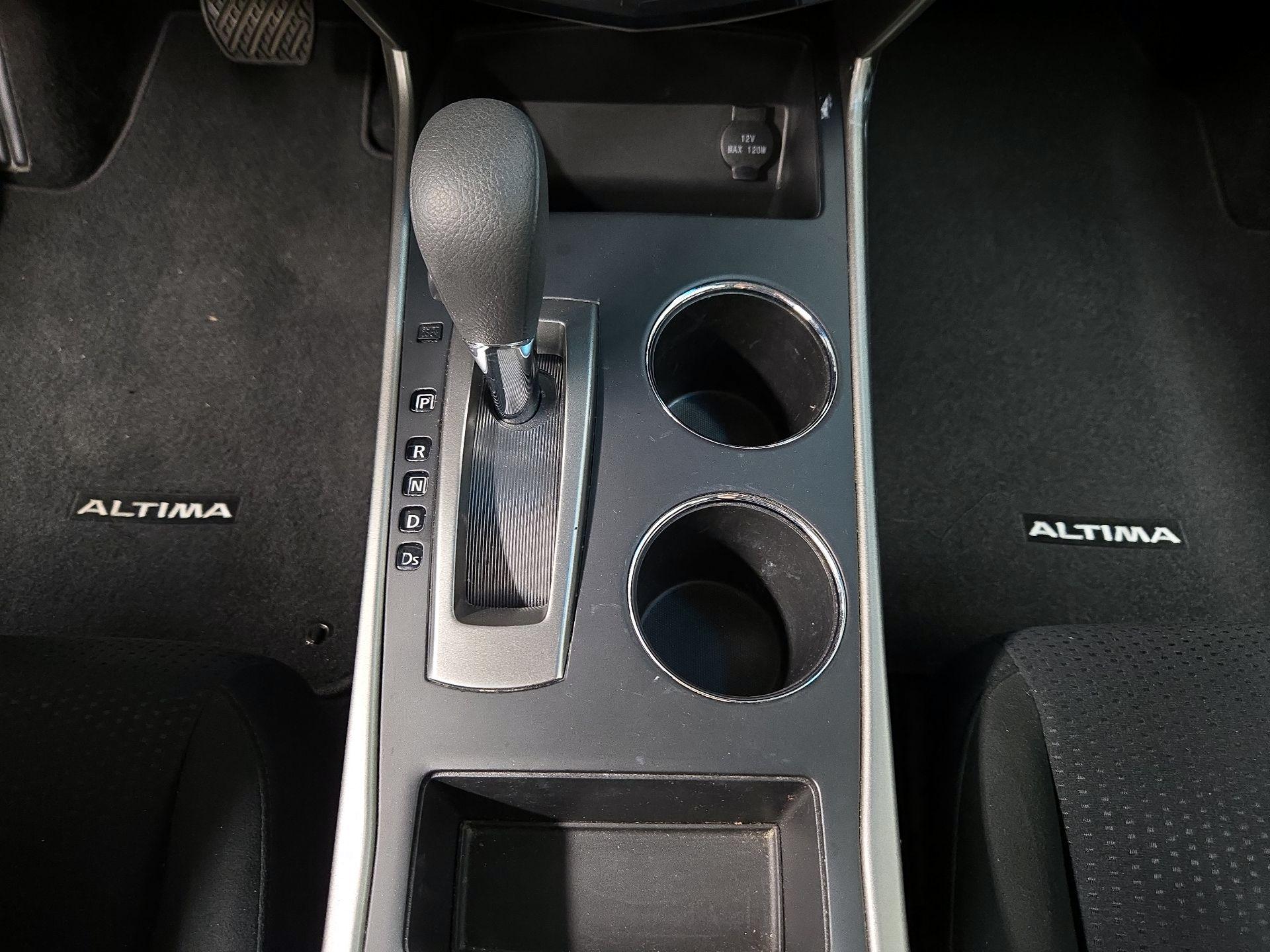 Thumbnail: 2015 Nissan Altima - 16