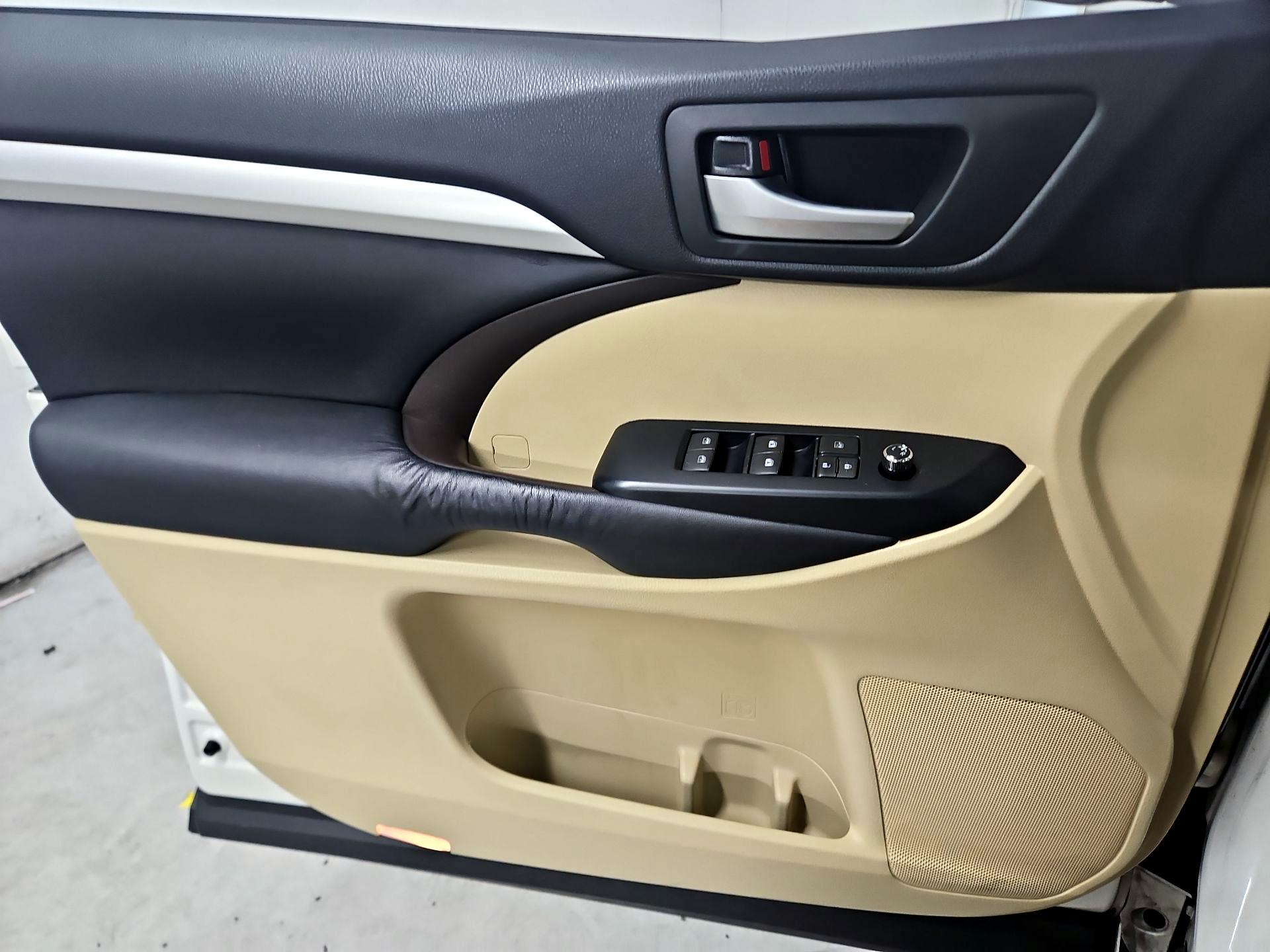 Thumbnail: 2016 Toyota Highlander - 12