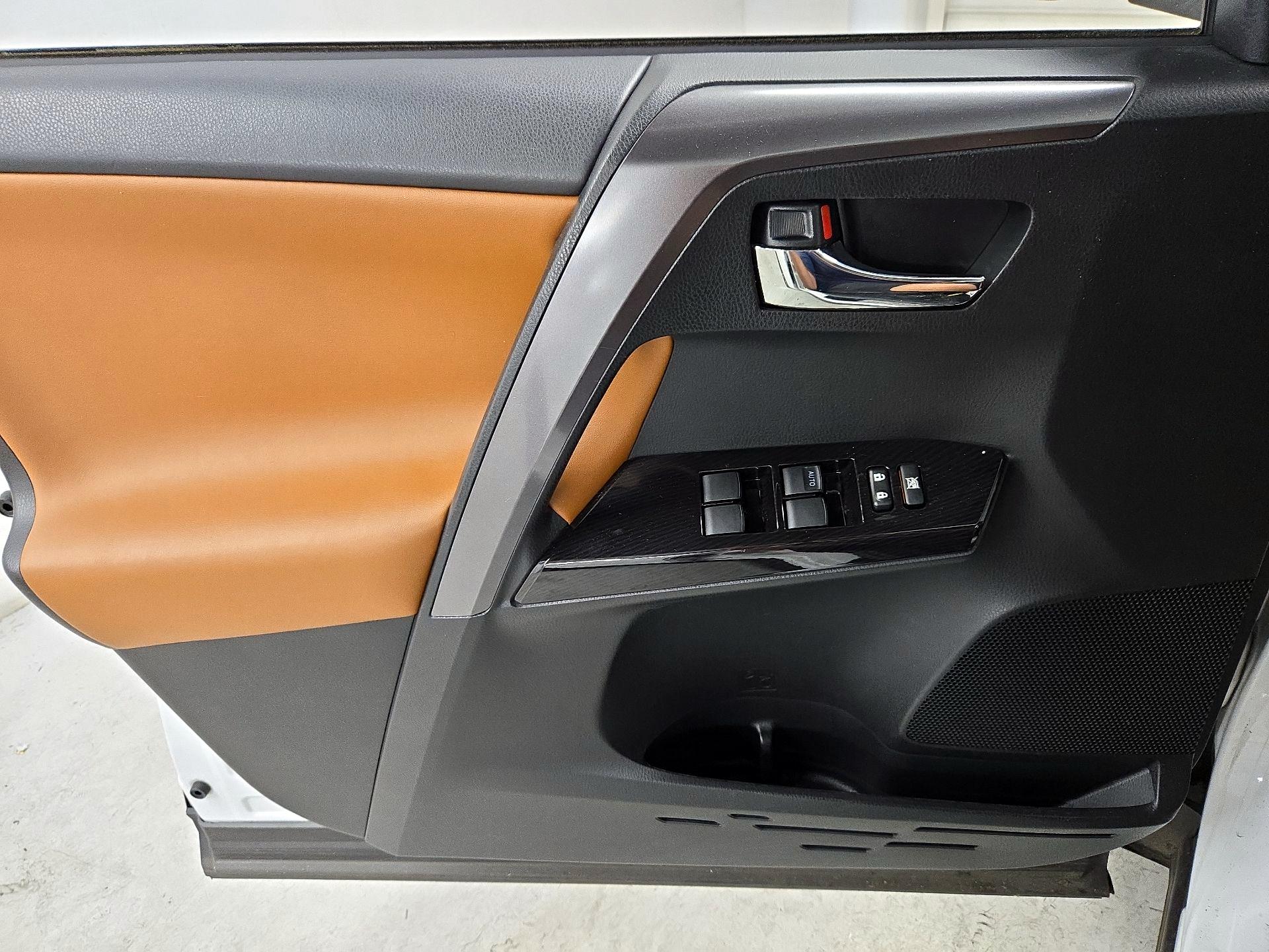Thumbnail: 2018 Toyota RAV4 - 12