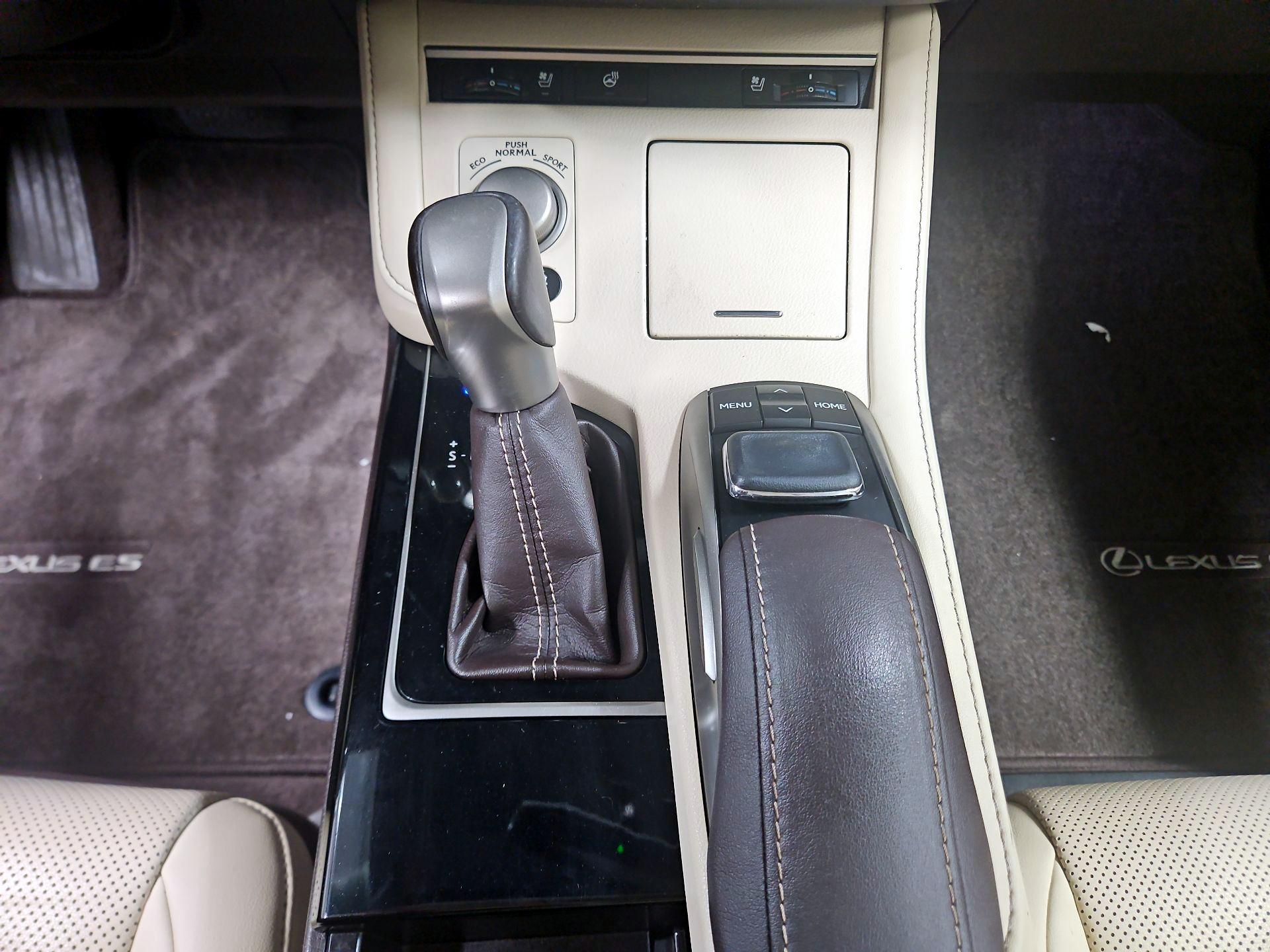 Thumbnail: 2016 Lexus ES - 18