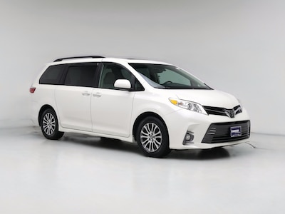 White 2019 Toyota Sienna XLE