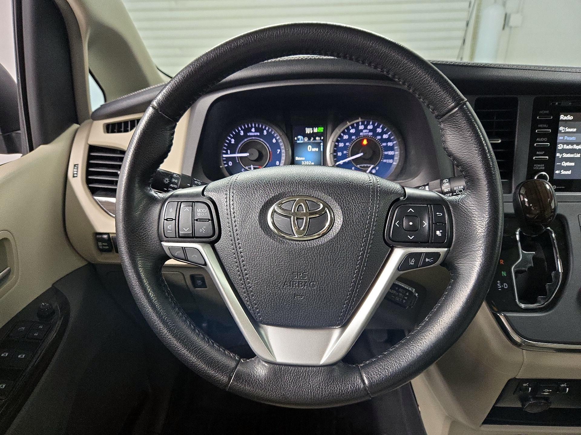 Thumbnail: 2019 Toyota Sienna - 10