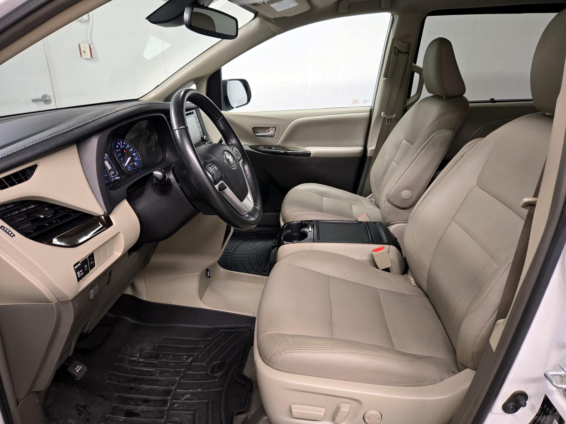 Thumbnail: 2019 Toyota Sienna - 11