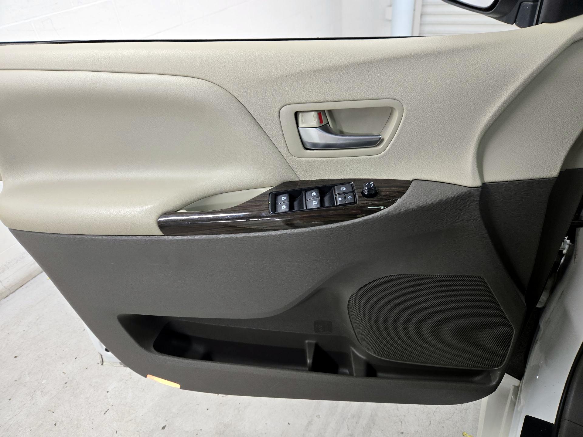 Thumbnail: 2019 Toyota Sienna - 12