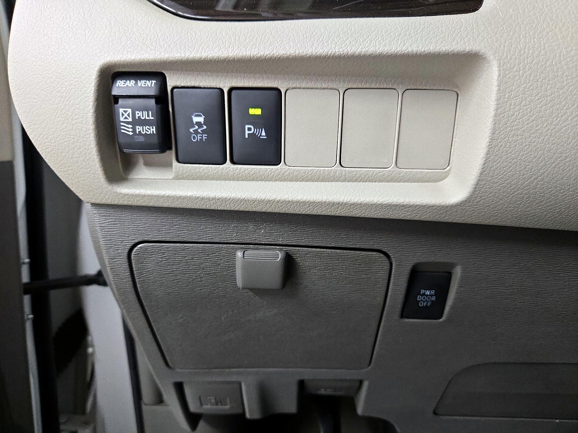 Thumbnail: 2019 Toyota Sienna - 13