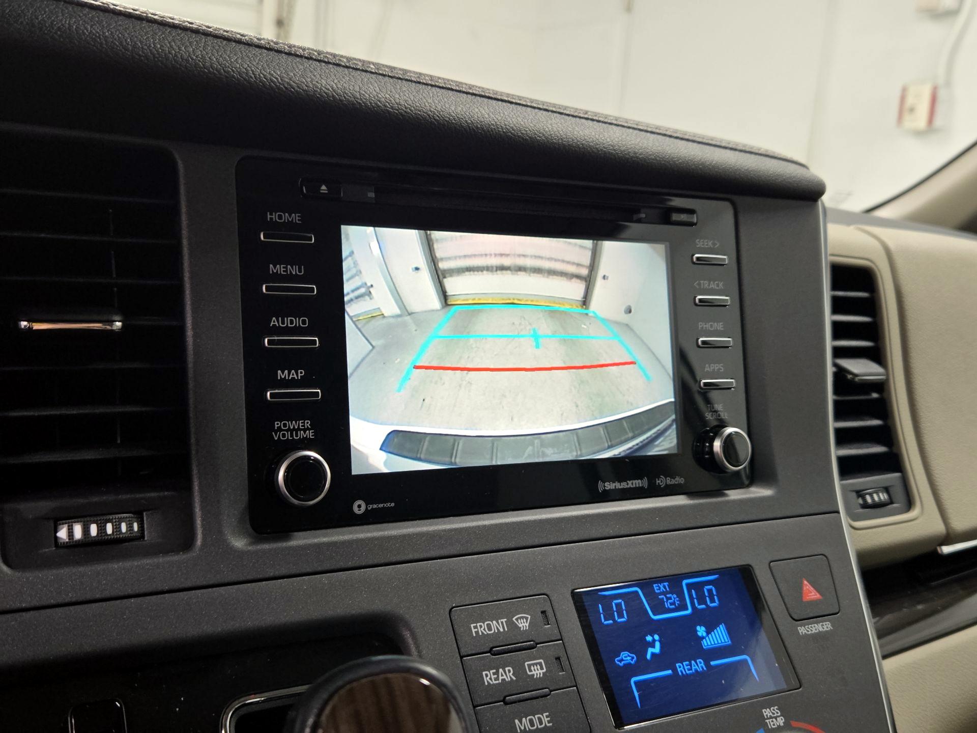 Thumbnail: 2019 Toyota Sienna - 15