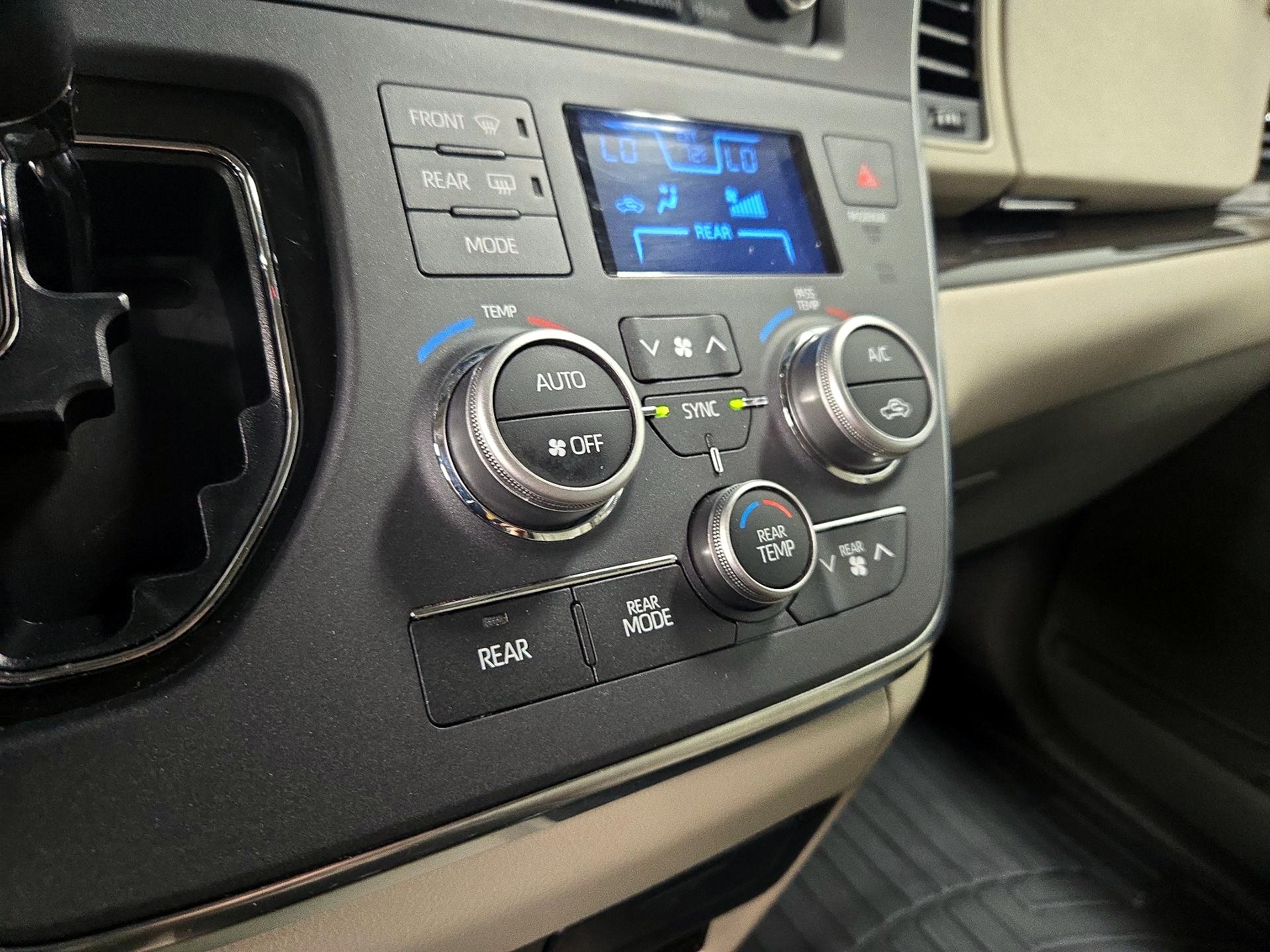 Thumbnail: 2019 Toyota Sienna - 17