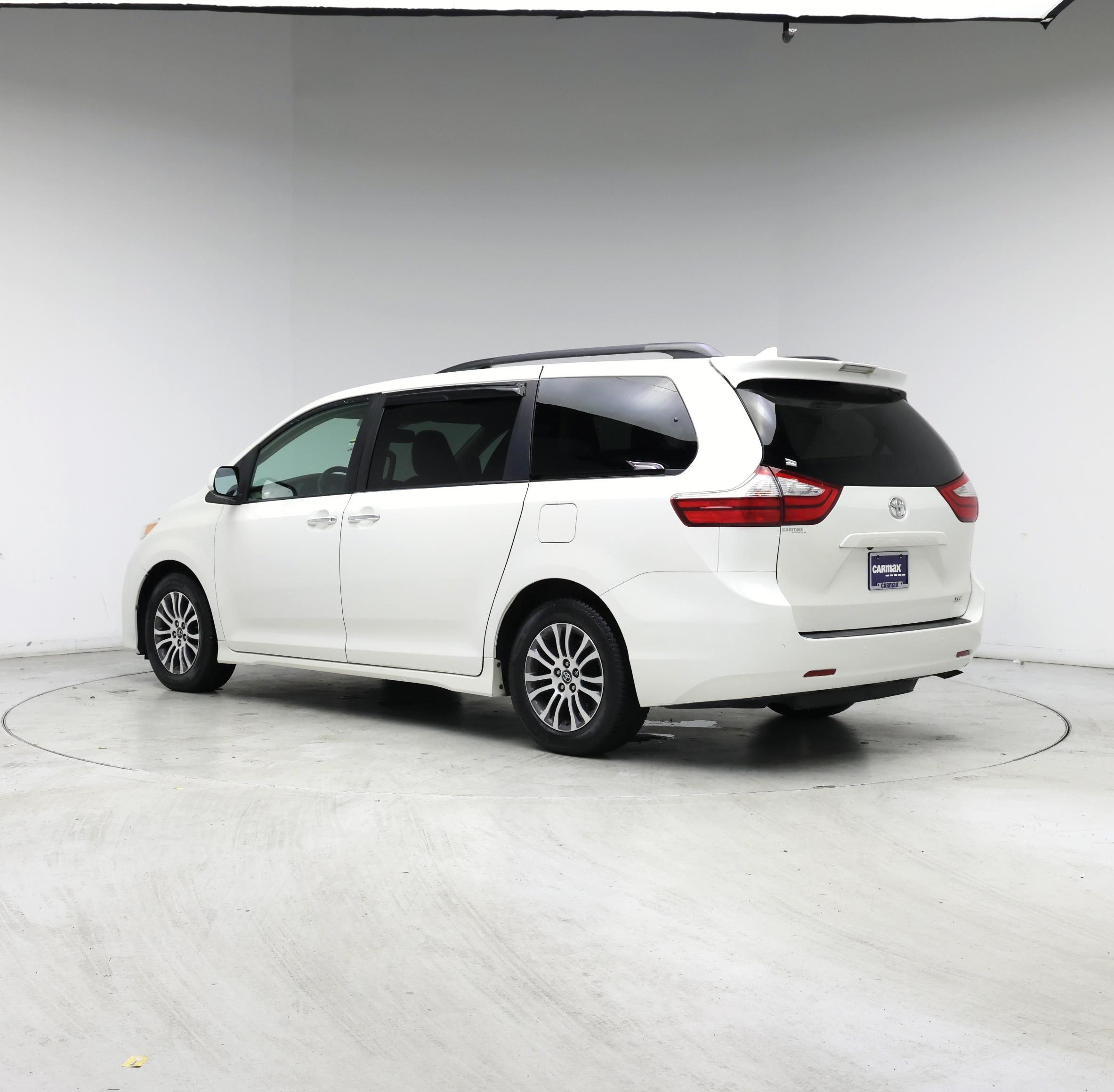 Thumbnail: 2019 Toyota Sienna - 2