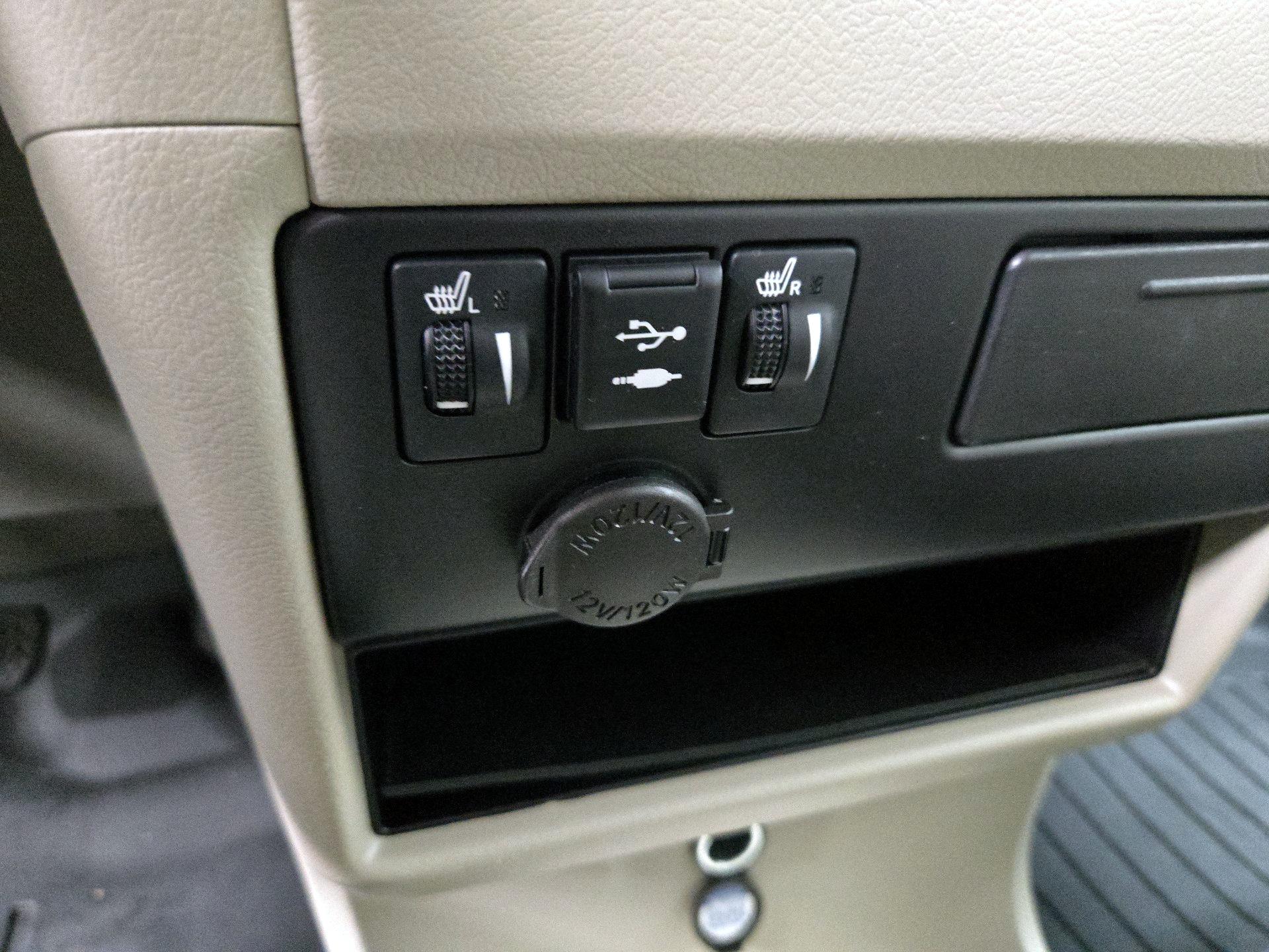 Thumbnail: 2019 Toyota Sienna - 19
