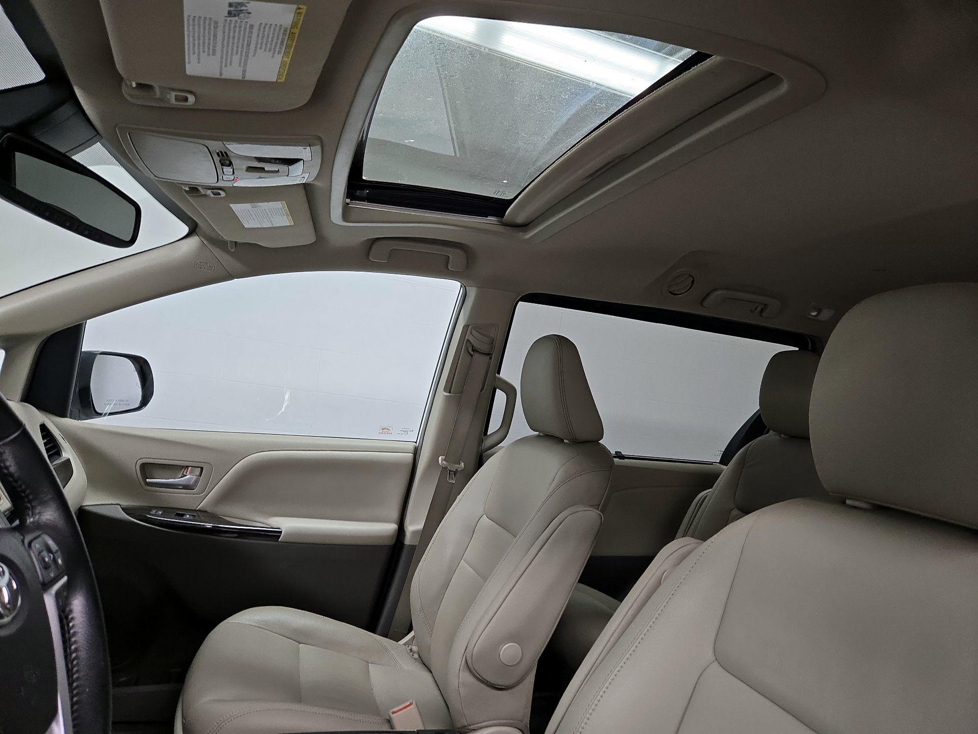 Thumbnail: 2019 Toyota Sienna - 20