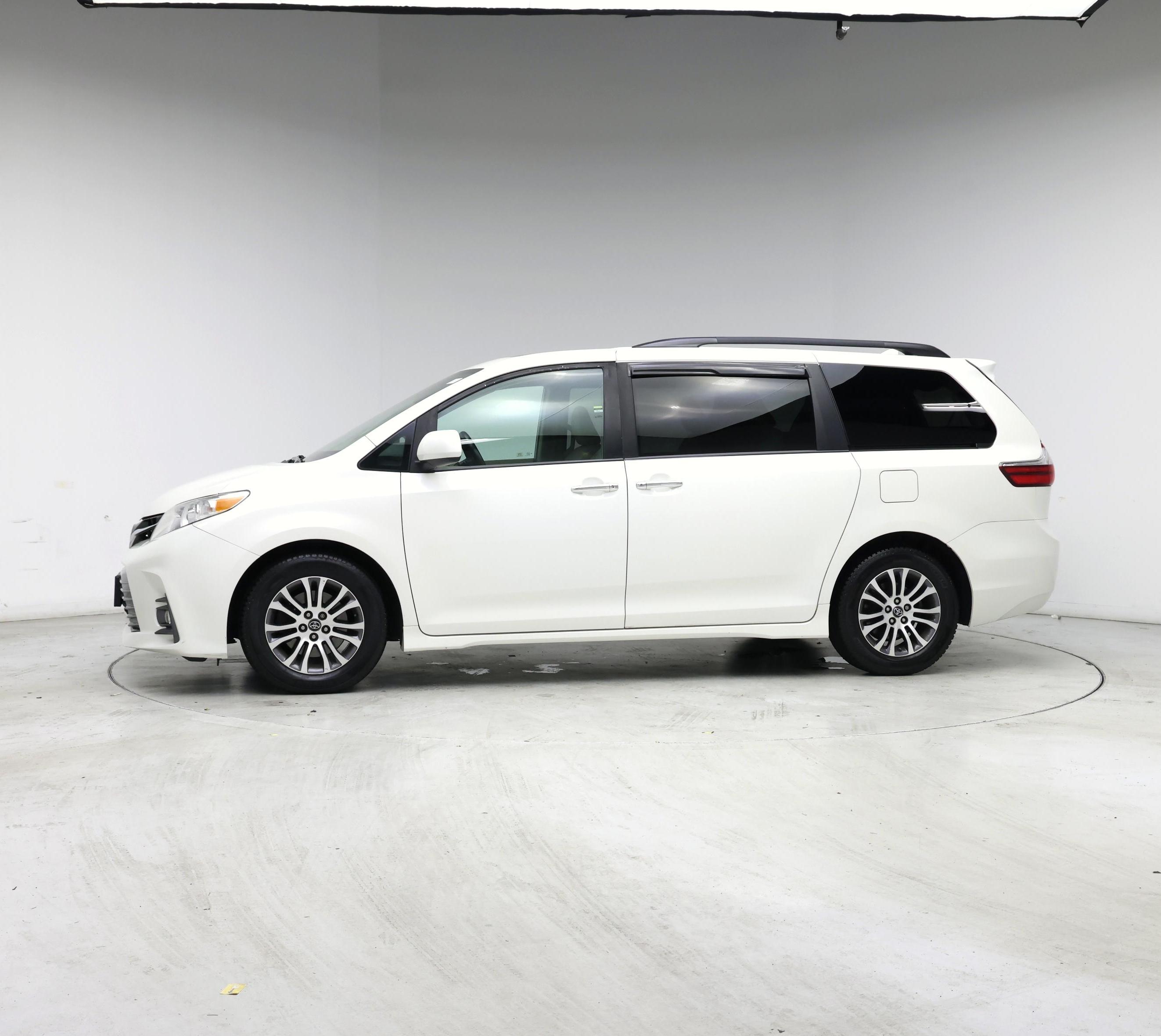 Thumbnail: 2019 Toyota Sienna - 3