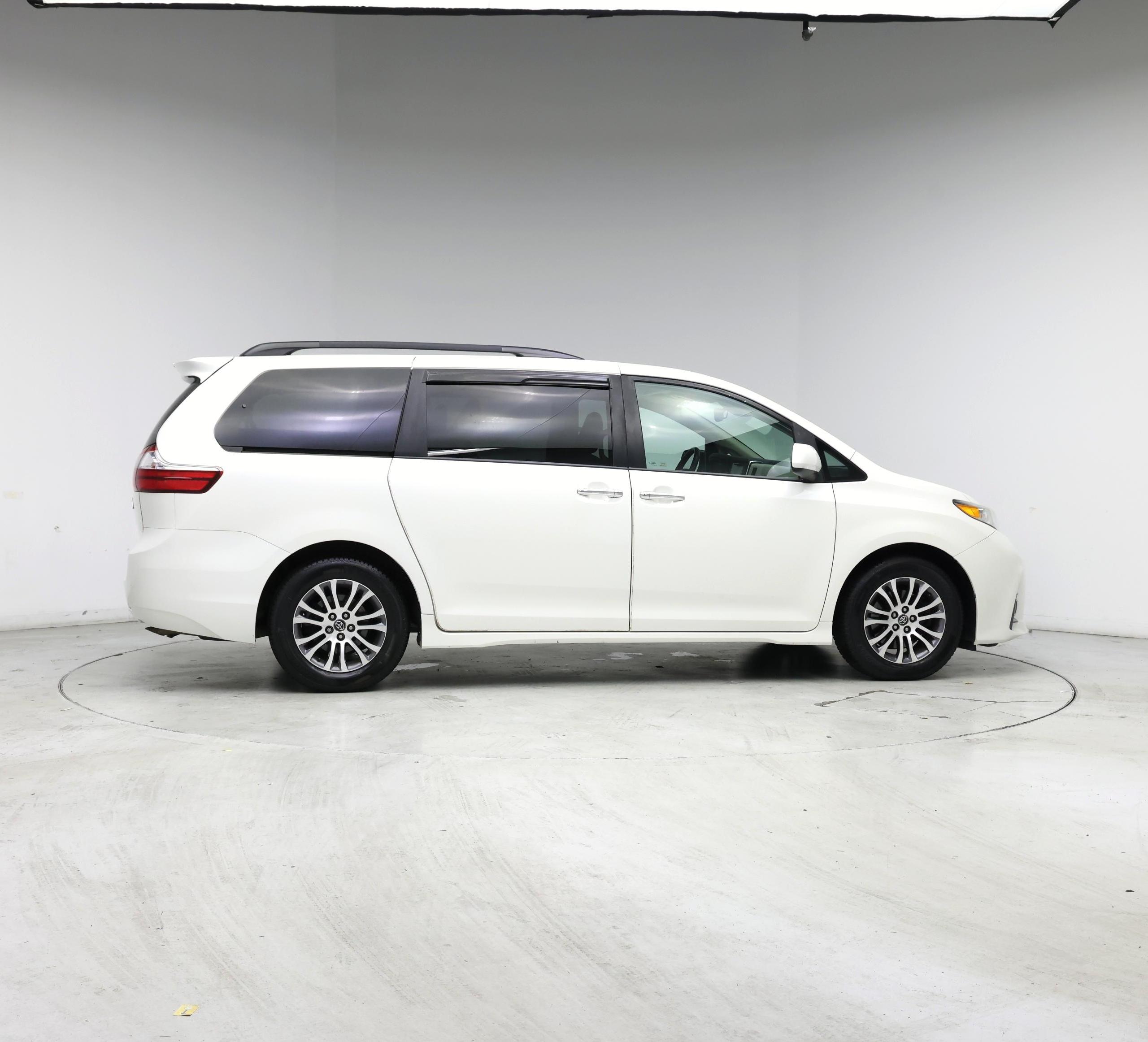 Thumbnail: 2019 Toyota Sienna - 7