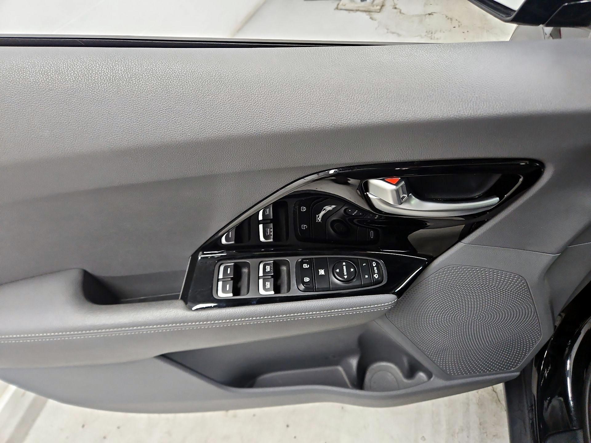 Thumbnail: 2017 Kia Niro - 12