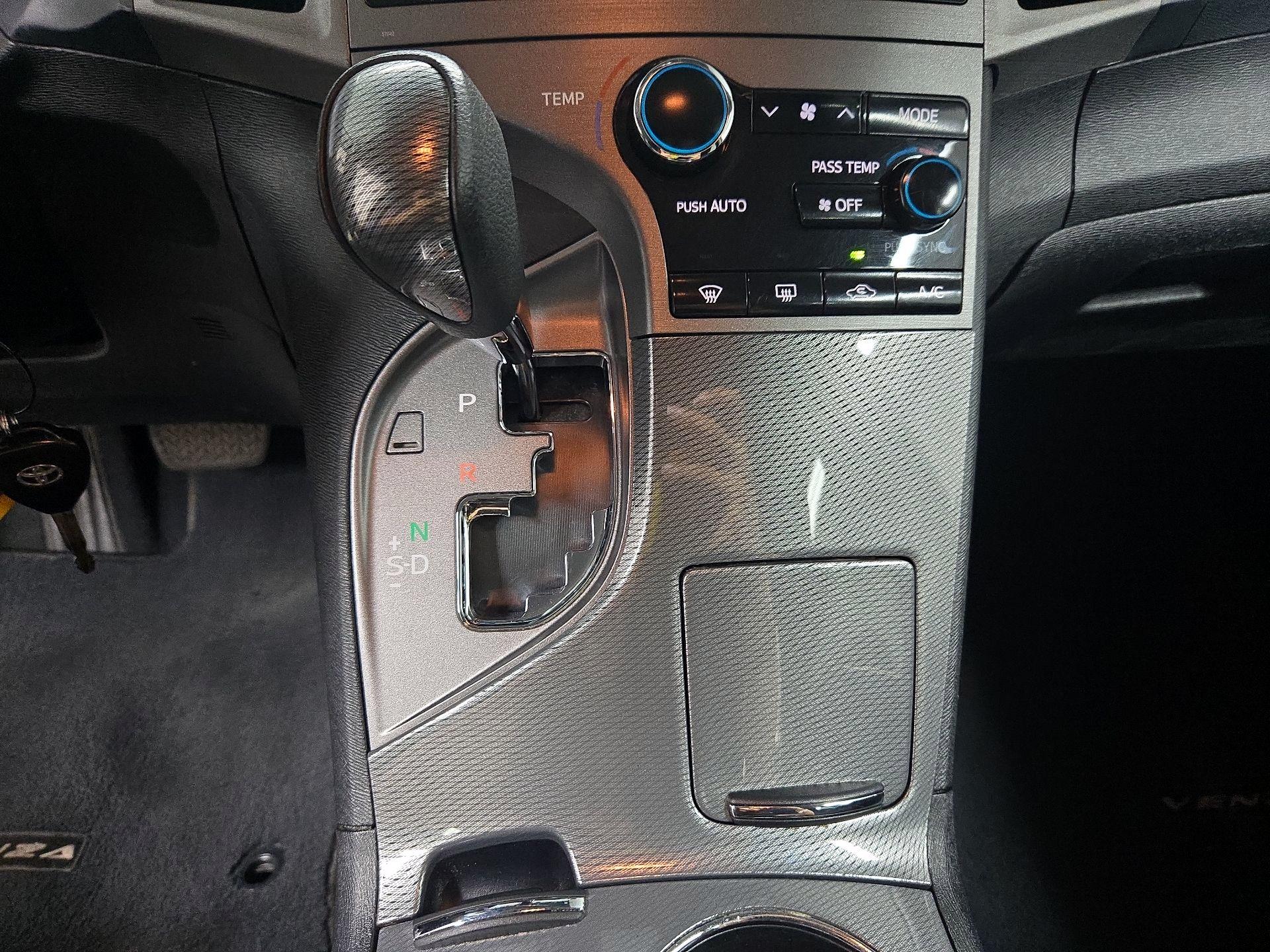 Thumbnail: 2014 Toyota Venza - 16