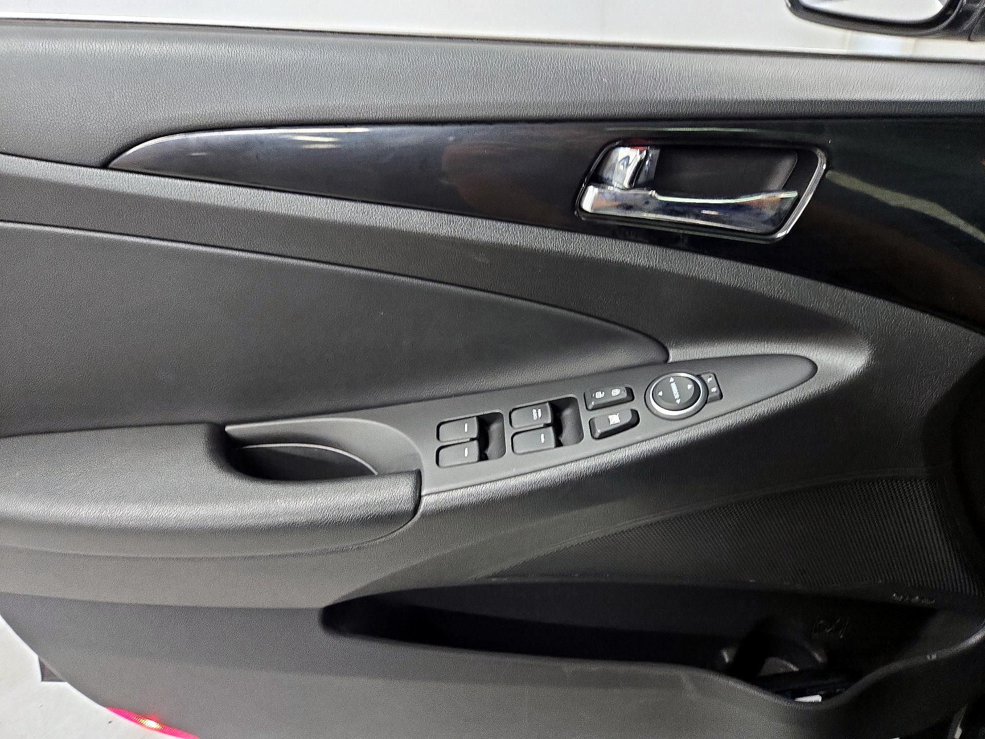 Thumbnail: 2013 Hyundai Sonata - 12