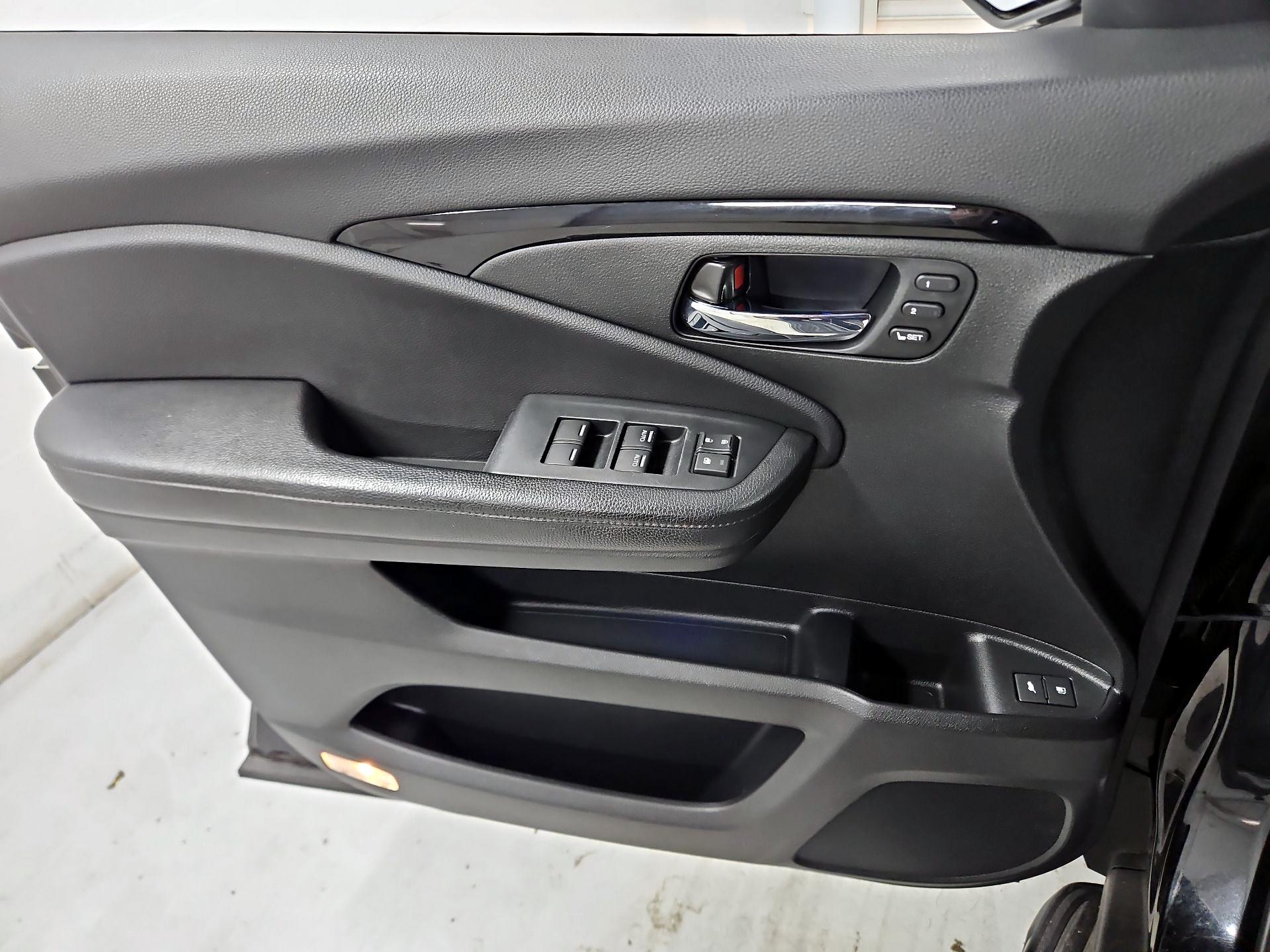 Thumbnail: 2016 Honda Pilot - 12