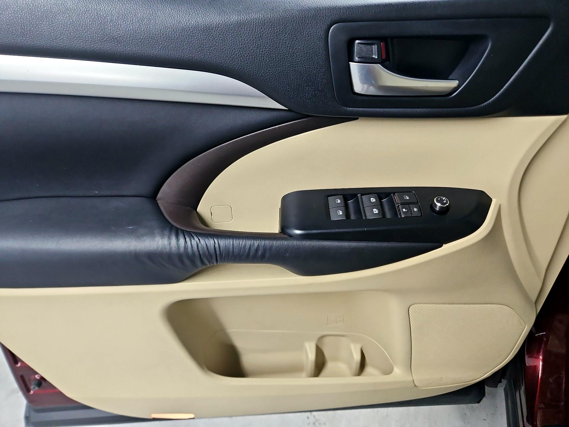 Thumbnail: 2016 Toyota Highlander - 12
