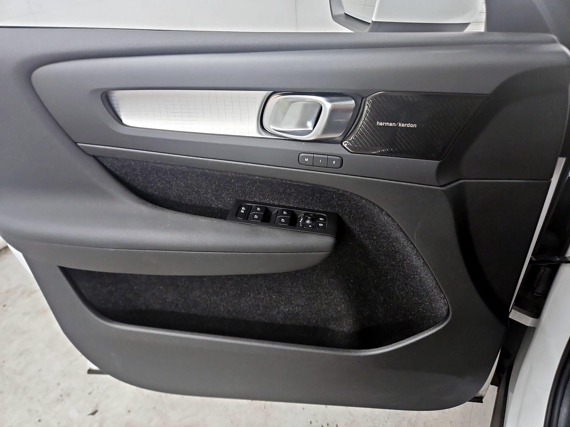 Thumbnail: 2021 Volvo XC40 - 12