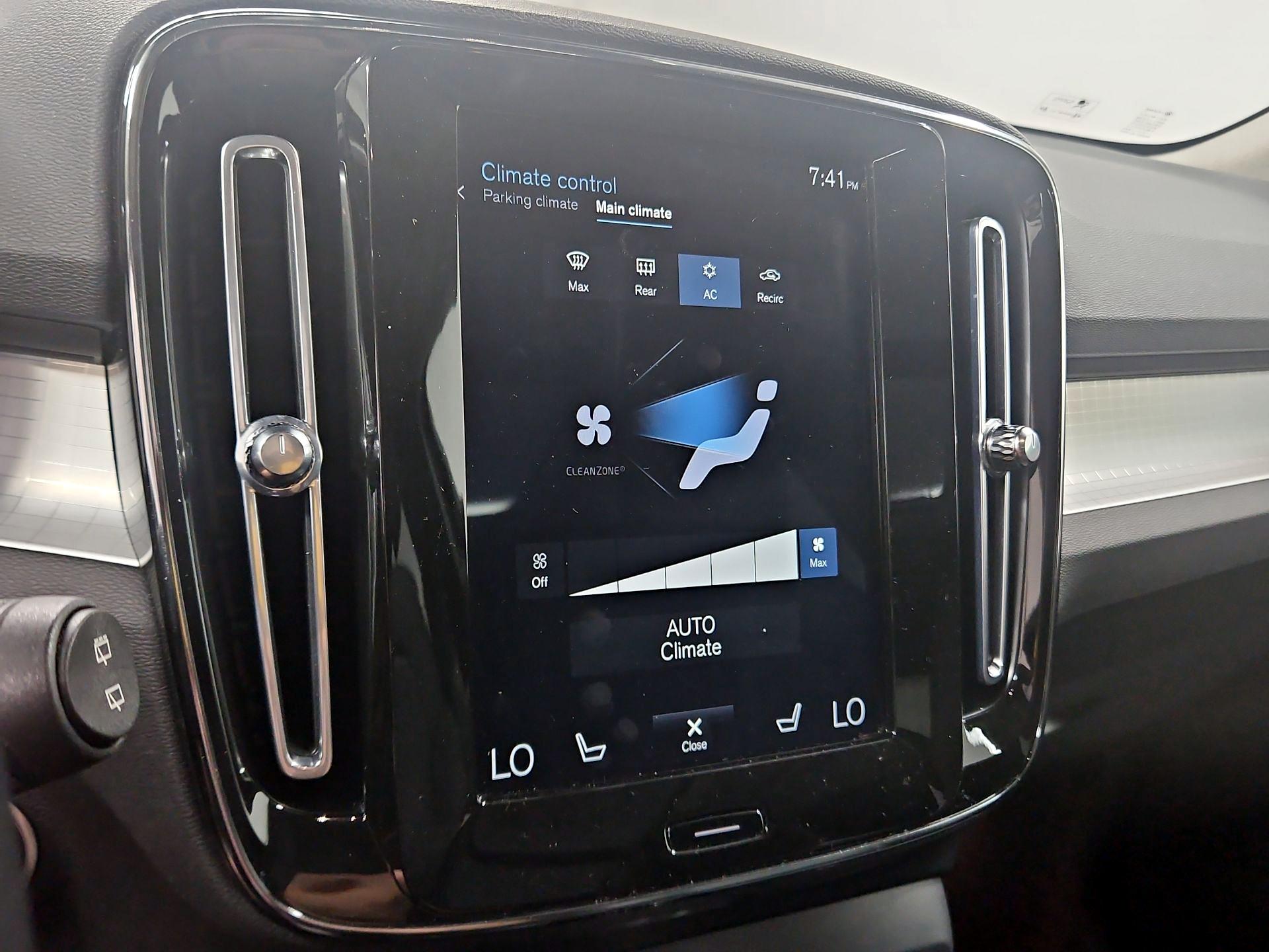 Thumbnail: 2021 Volvo XC40 - 17