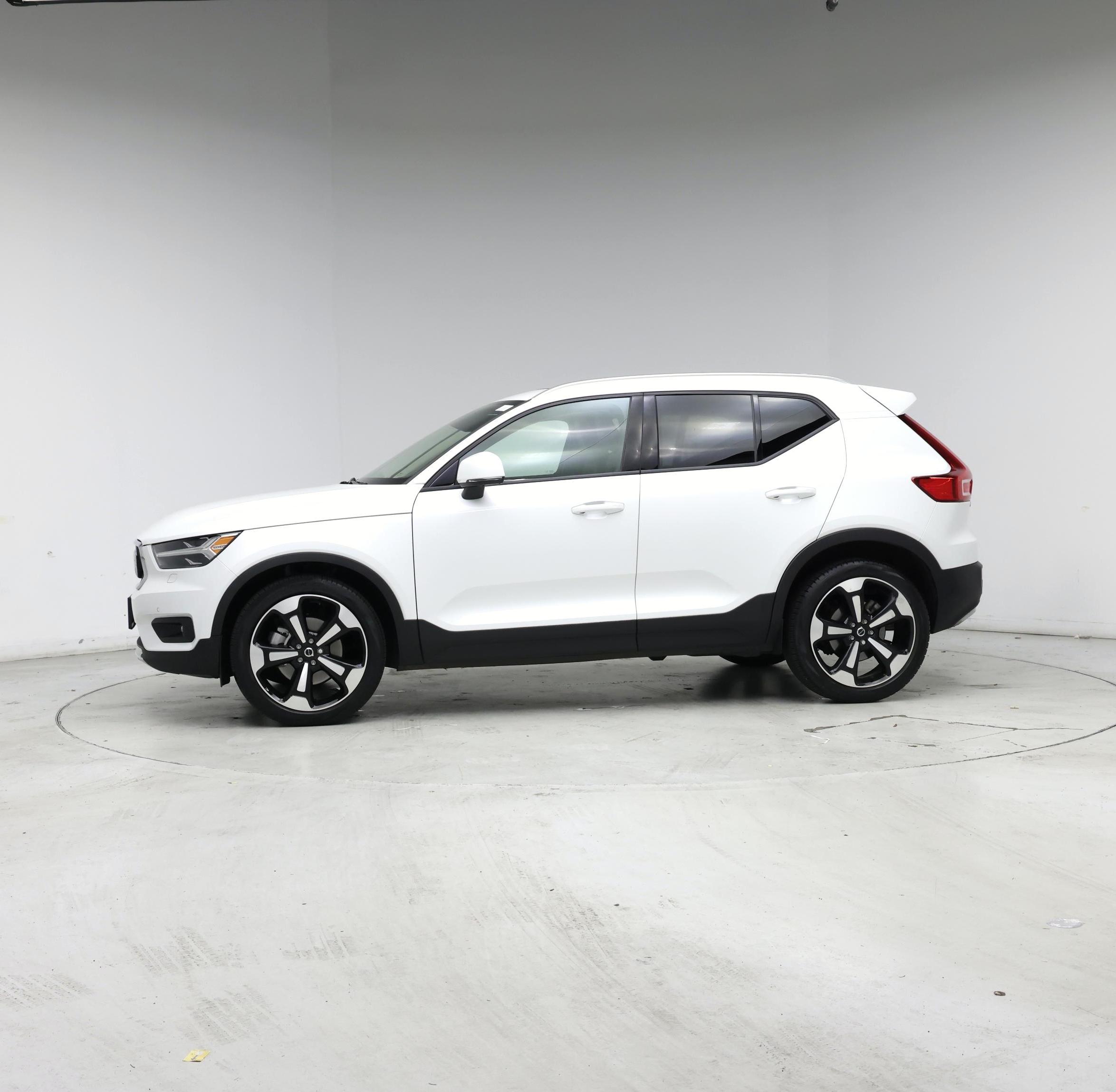 Thumbnail: 2021 Volvo XC40 - 3