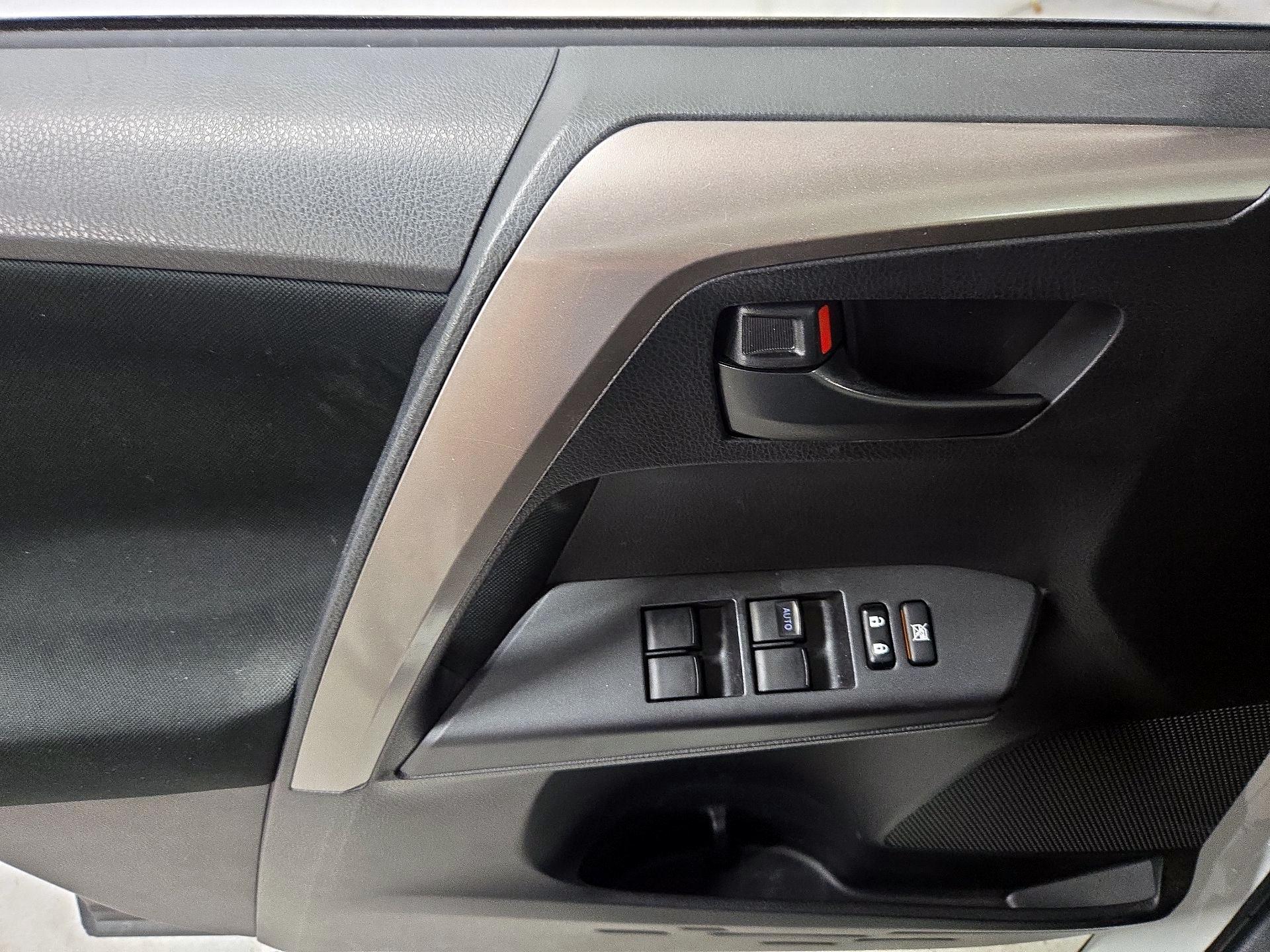 Thumbnail: 2018 Toyota RAV4 - 12