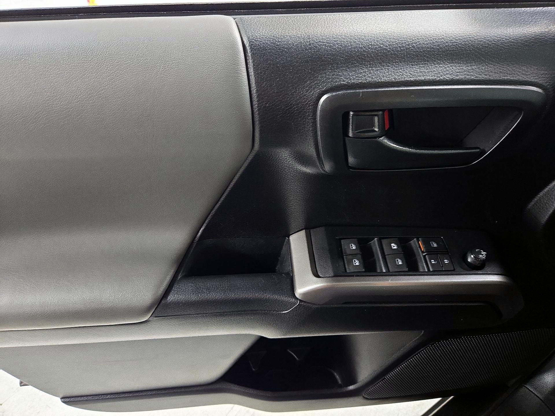 Thumbnail: 2021 Toyota Tacoma - 12