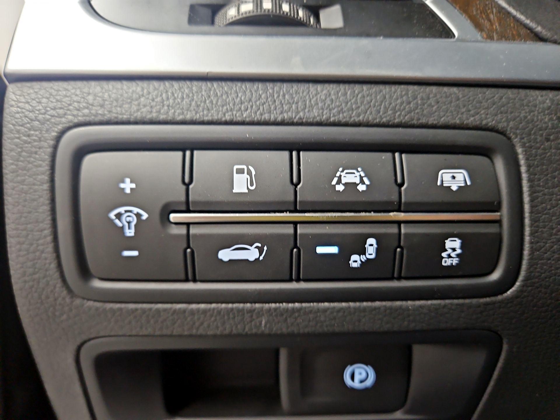 Thumbnail: 2015 Hyundai Genesis - 13