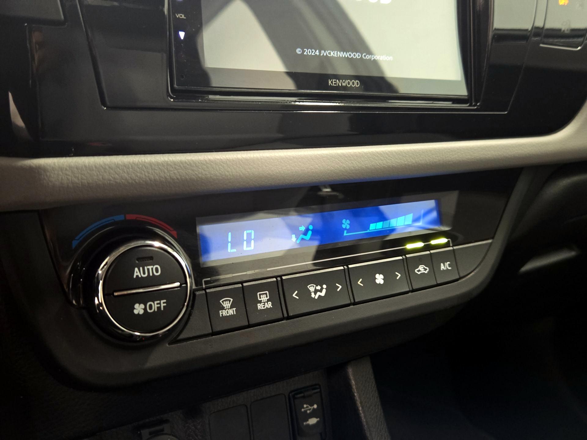 Thumbnail: 2015 Toyota Corolla - 16