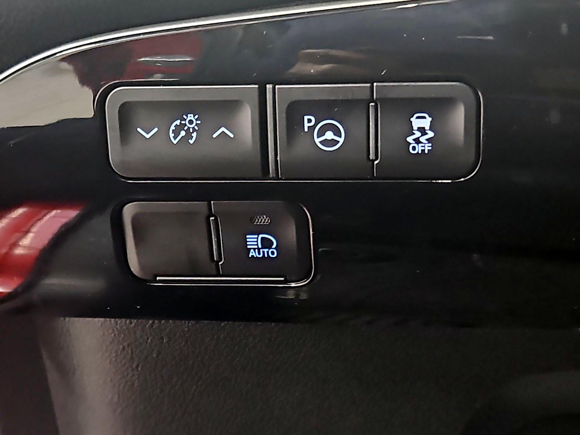 Thumbnail: 2020 Toyota Prius - 13