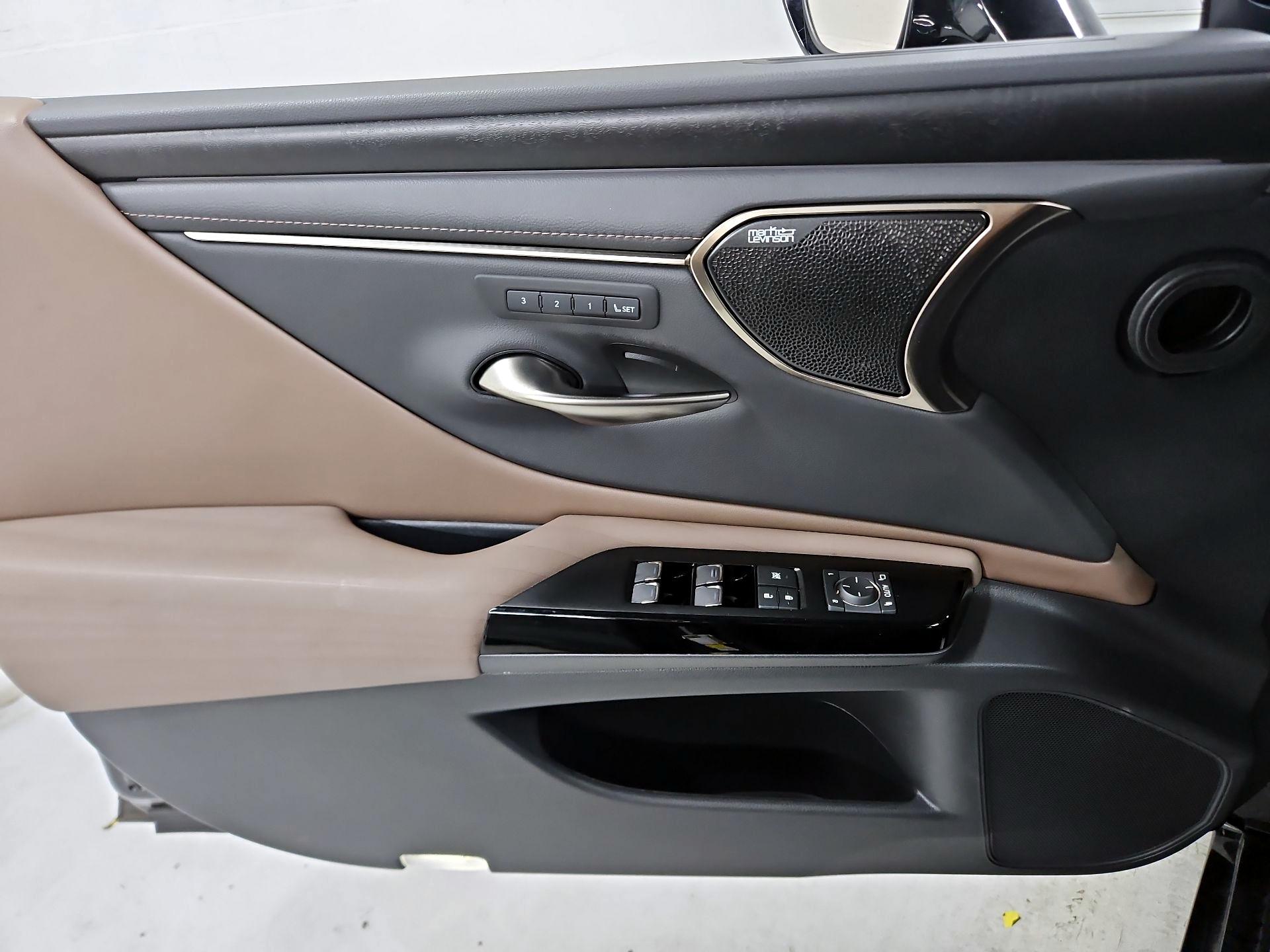 Thumbnail: 2022 Lexus ES - 12