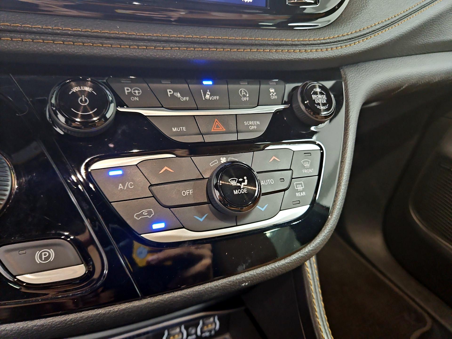 Thumbnail: 2022 Chrysler Pacifica - 17