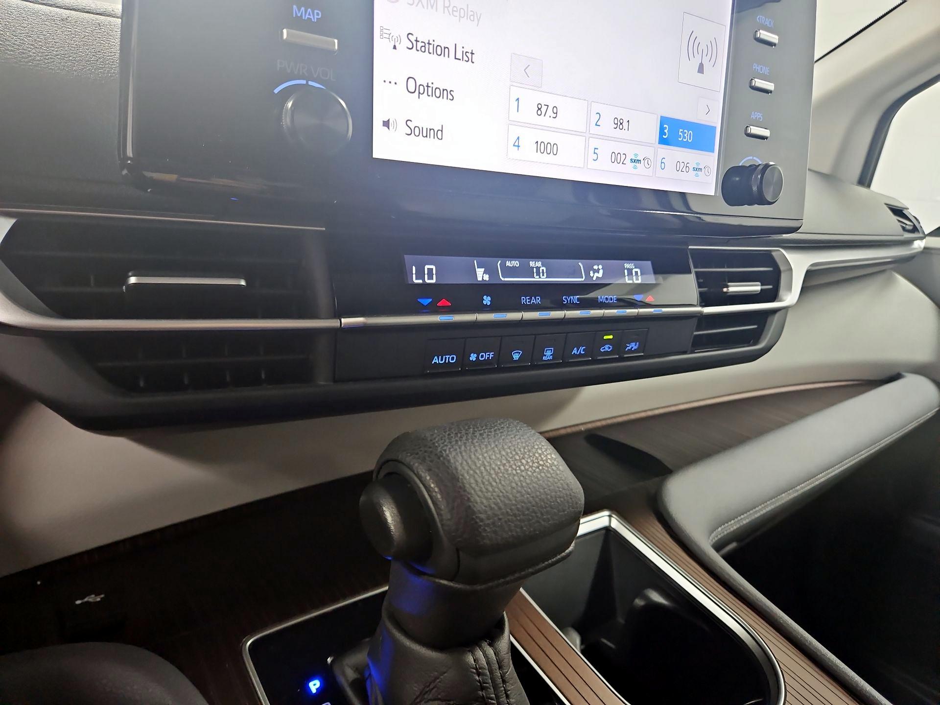 Thumbnail: 2021 Toyota Sienna - 16