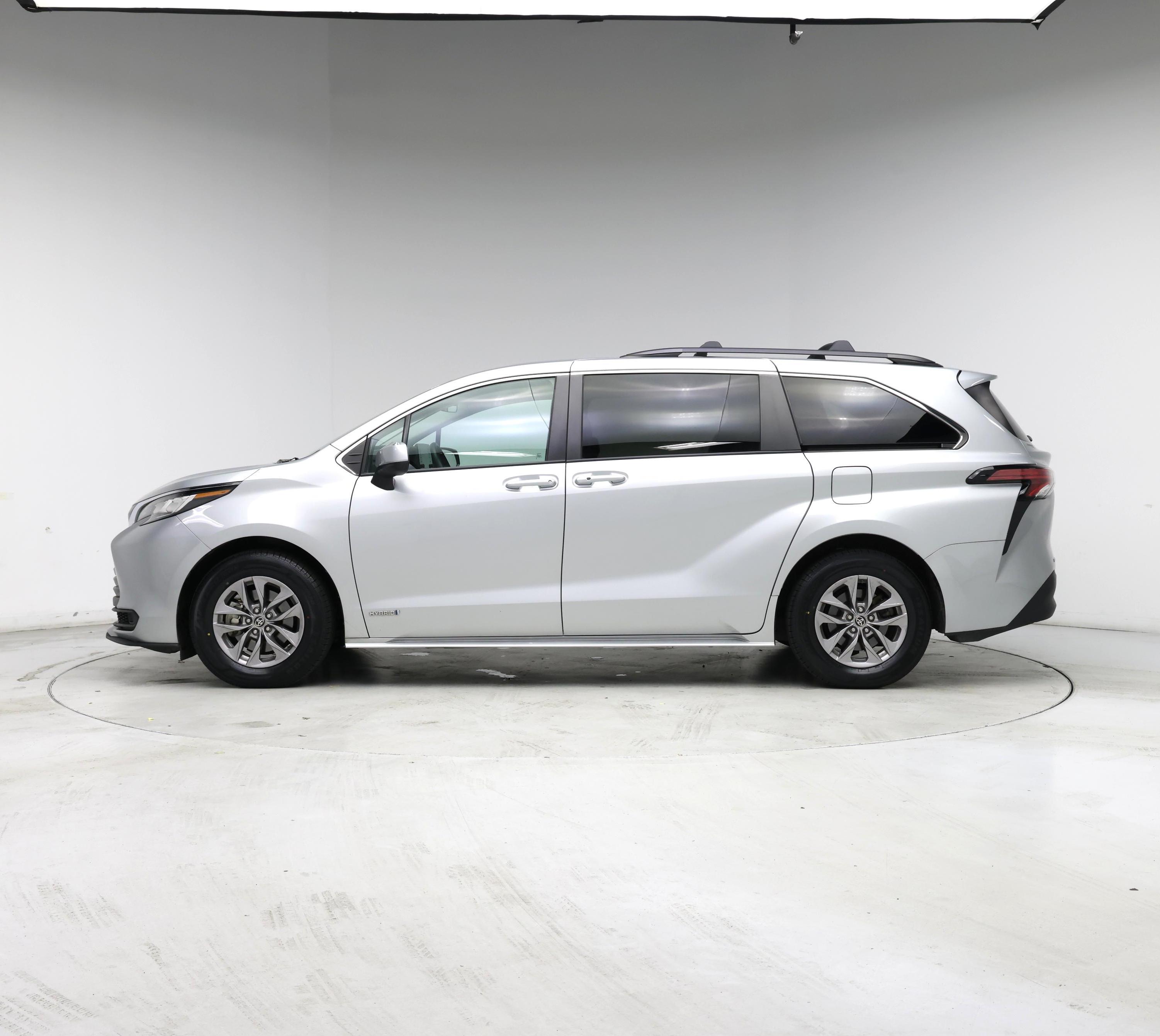 Thumbnail: 2021 Toyota Sienna - 3
