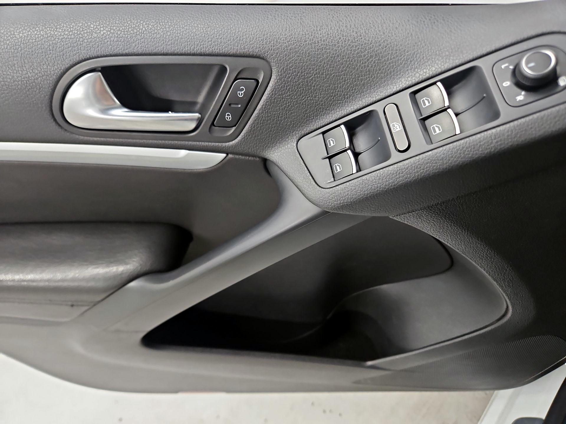 Thumbnail: 2016 Volkswagen Tiguan - 12