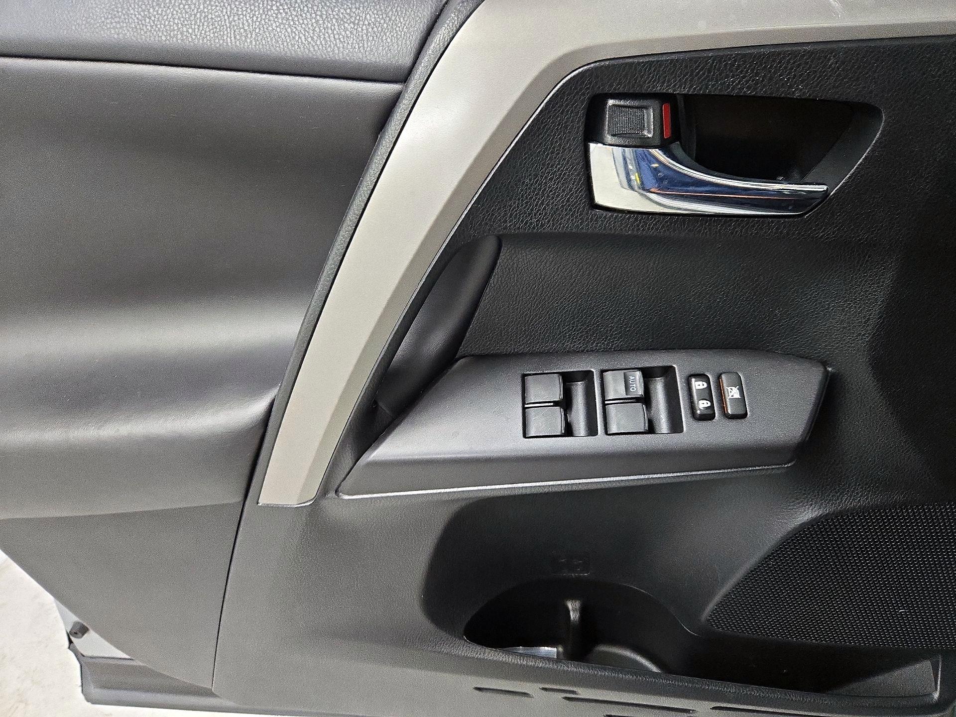 Thumbnail: 2018 Toyota RAV4 - 12