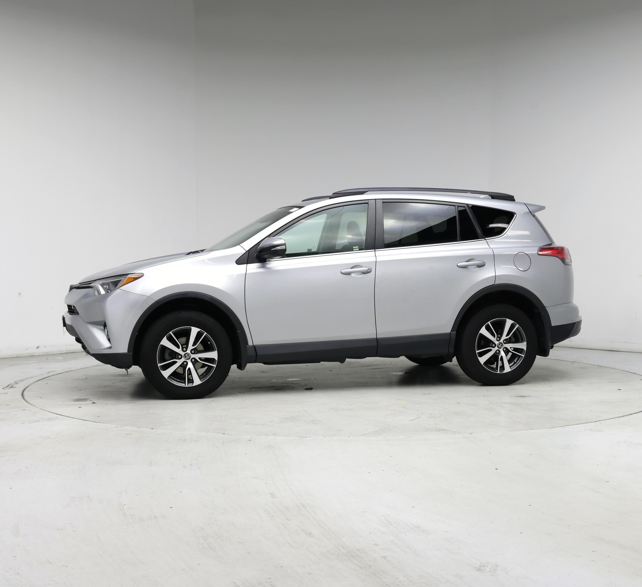 Thumbnail: 2018 Toyota RAV4 - 3