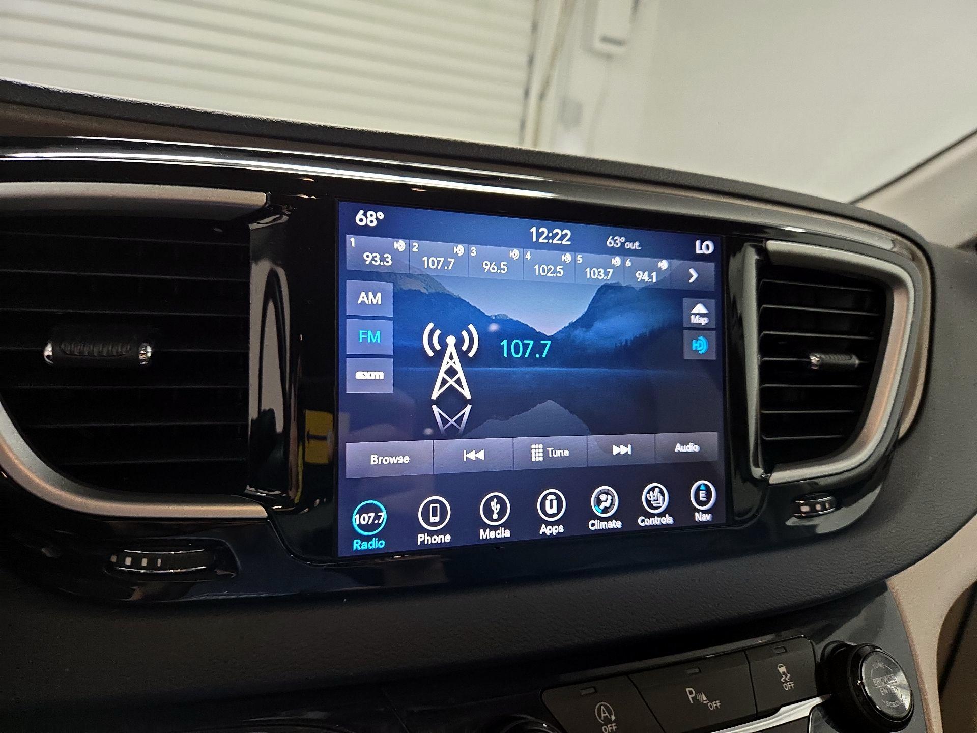 Thumbnail: 2018 Chrysler Pacifica - 16