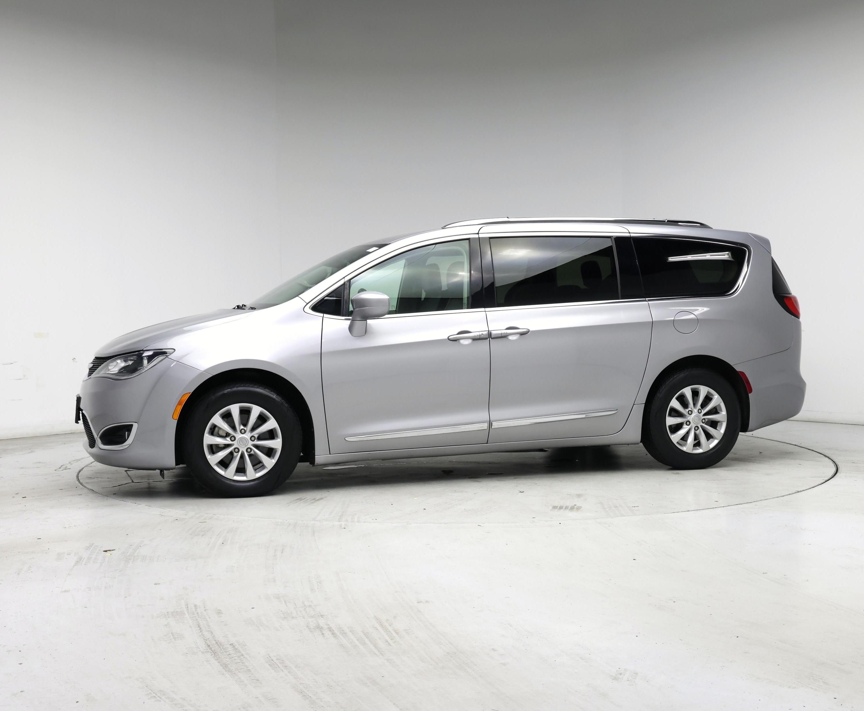 Thumbnail: 2018 Chrysler Pacifica - 3