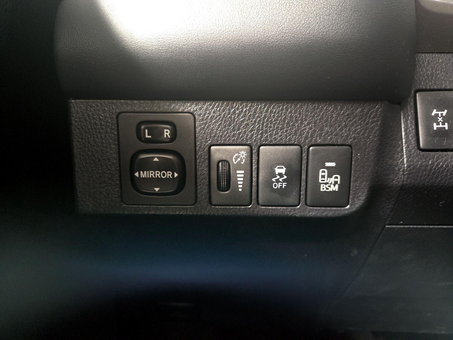 Thumbnail: 2015 Toyota RAV4 - 13
