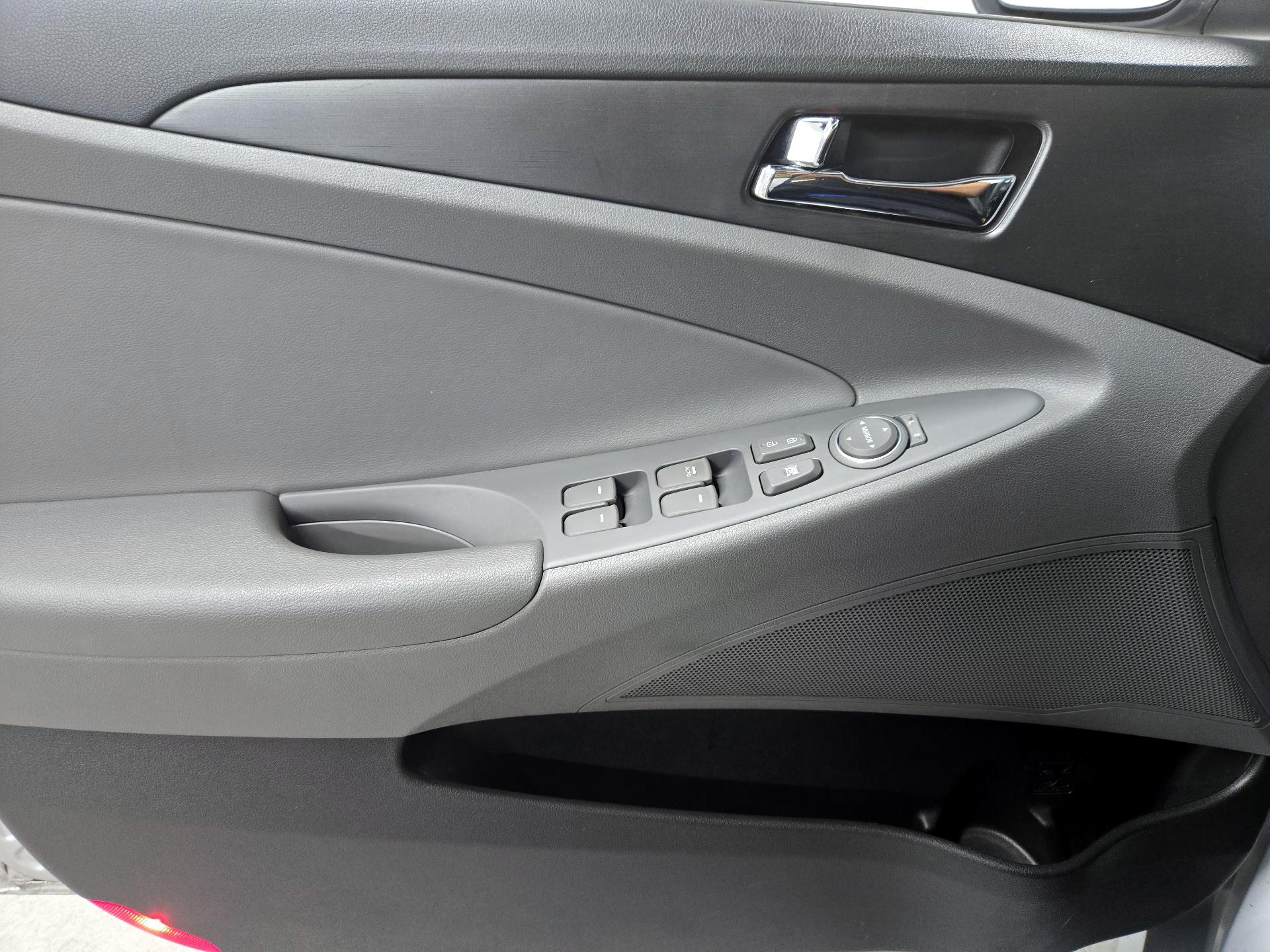 Thumbnail: 2014 Hyundai Sonata - 12