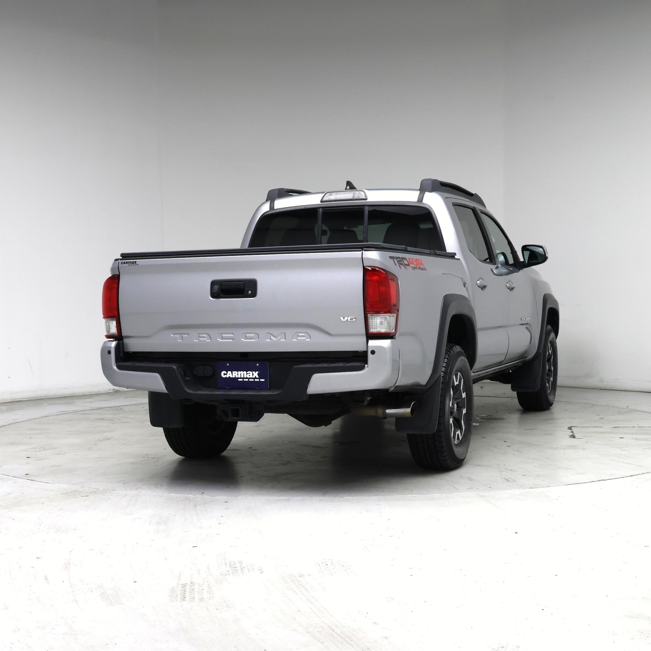 Thumbnail: 2016 Toyota Tacoma - 8