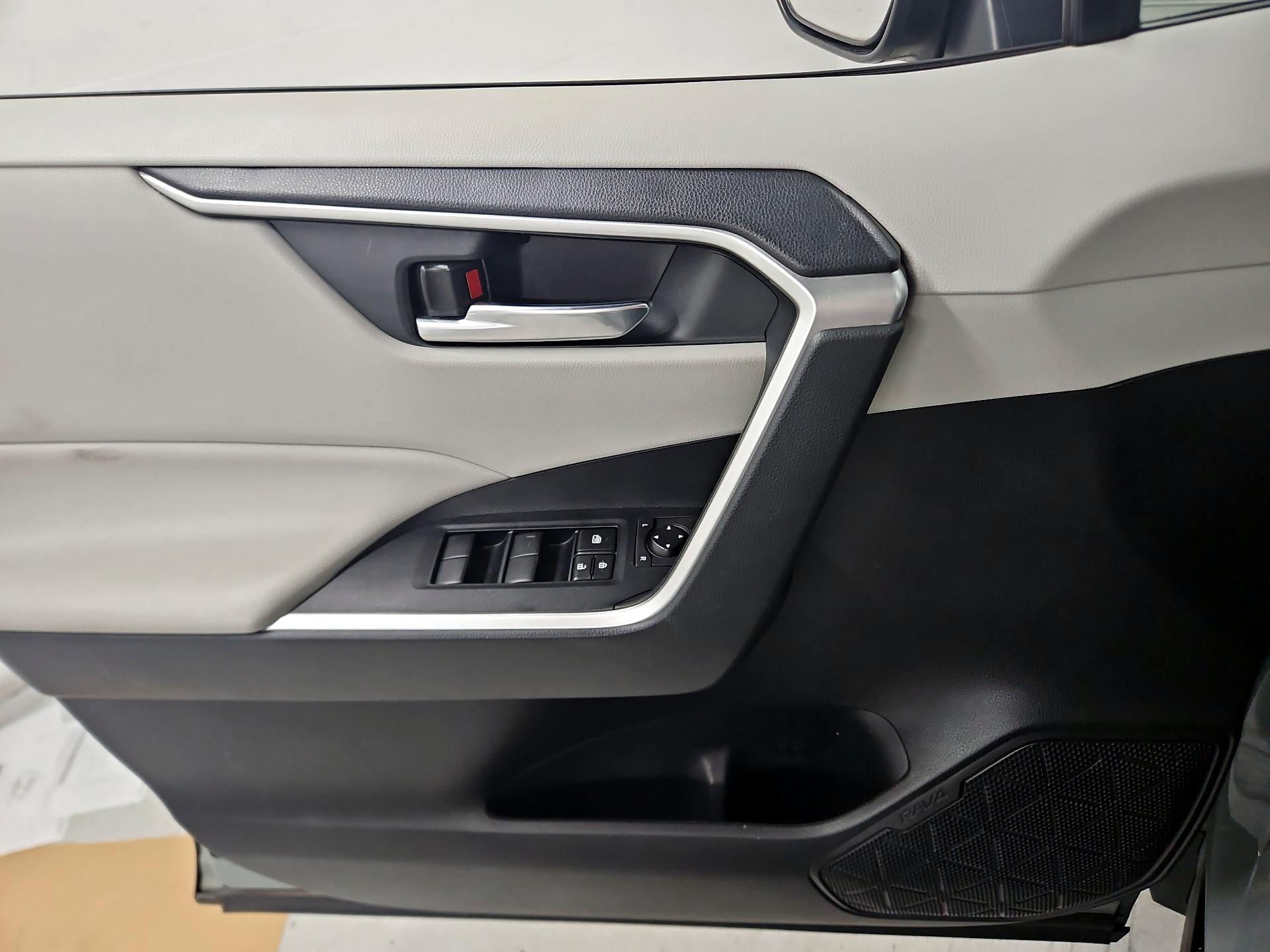 Thumbnail: 2020 Toyota RAV4 - 12