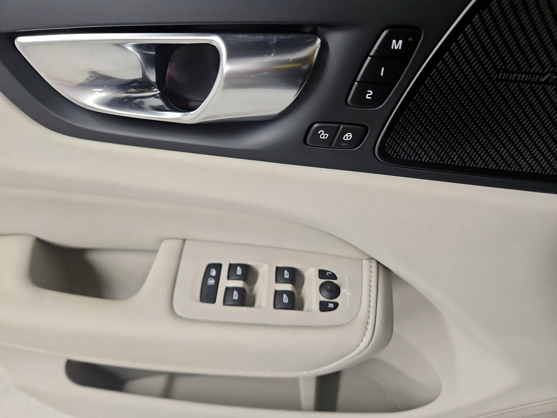 Thumbnail: 2021 Volvo XC60 - 12